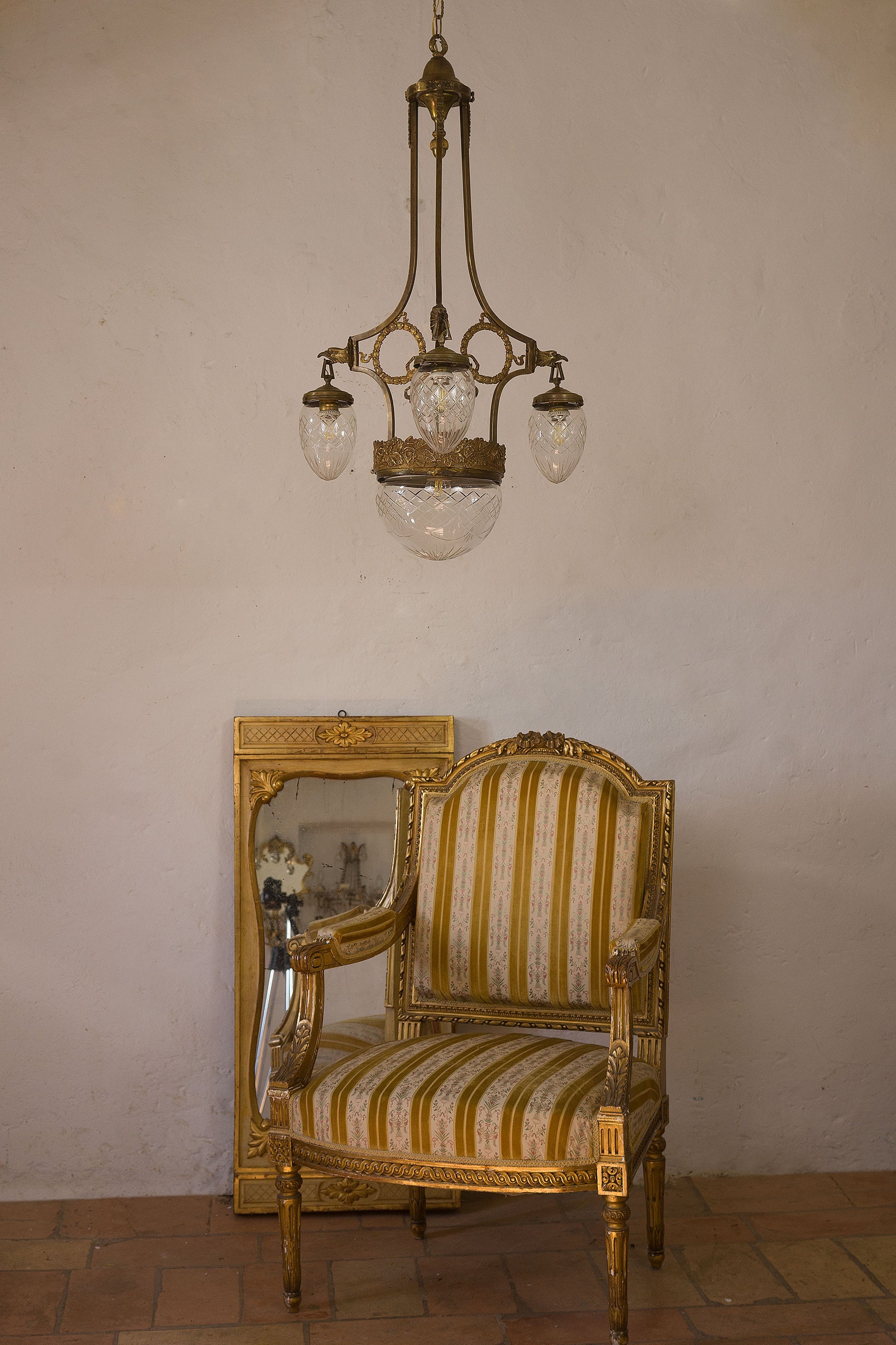 Antico Lampadario Impero a 4 luci. Poltrona Luigi XVI e Specchiera Liberty-Lo Stile Italiano
