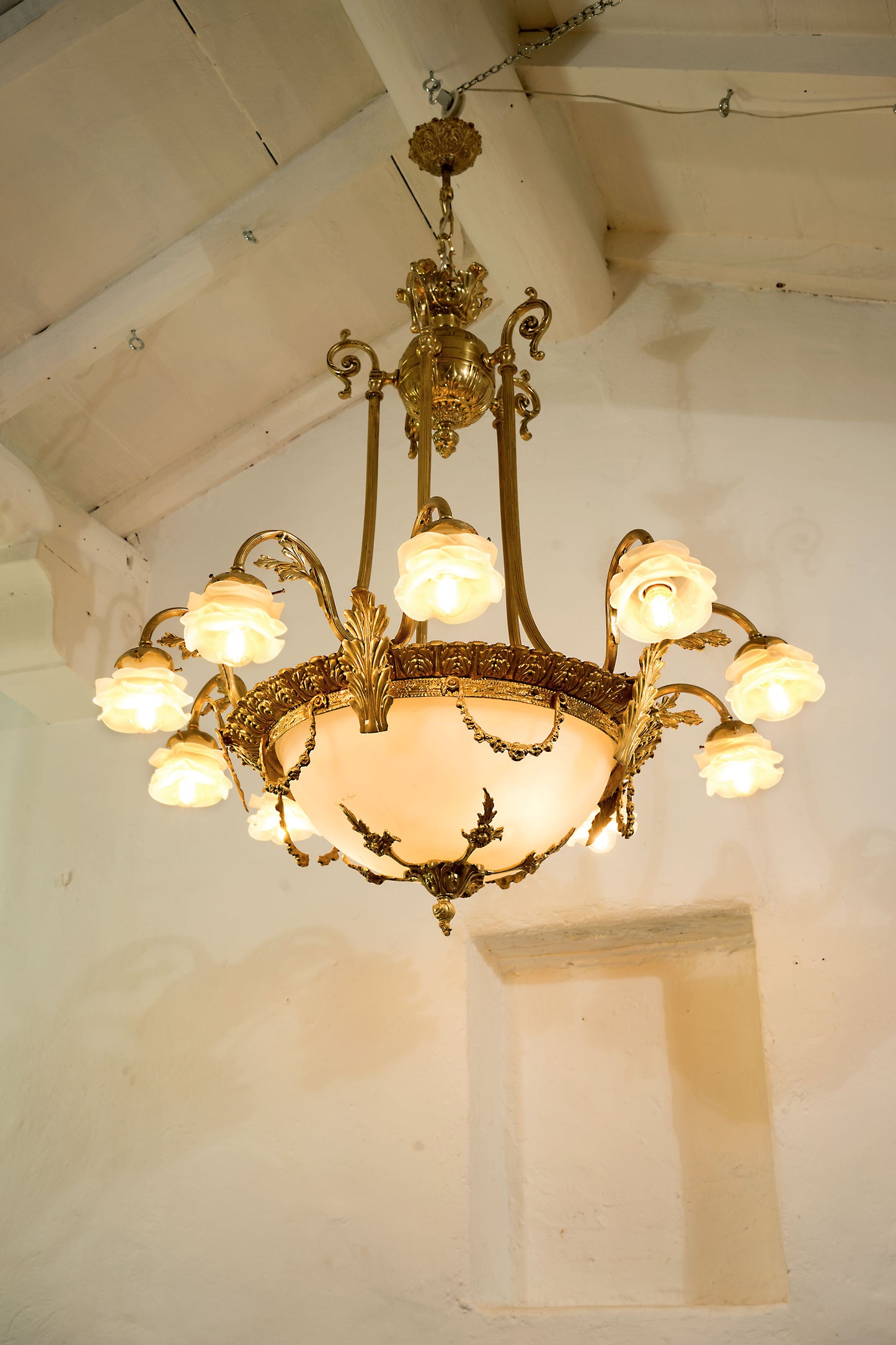 Antico lampadario impero a 12 luci con festoni in ottone dorato e paralumi in vetro opalino-Lo stile Italiano