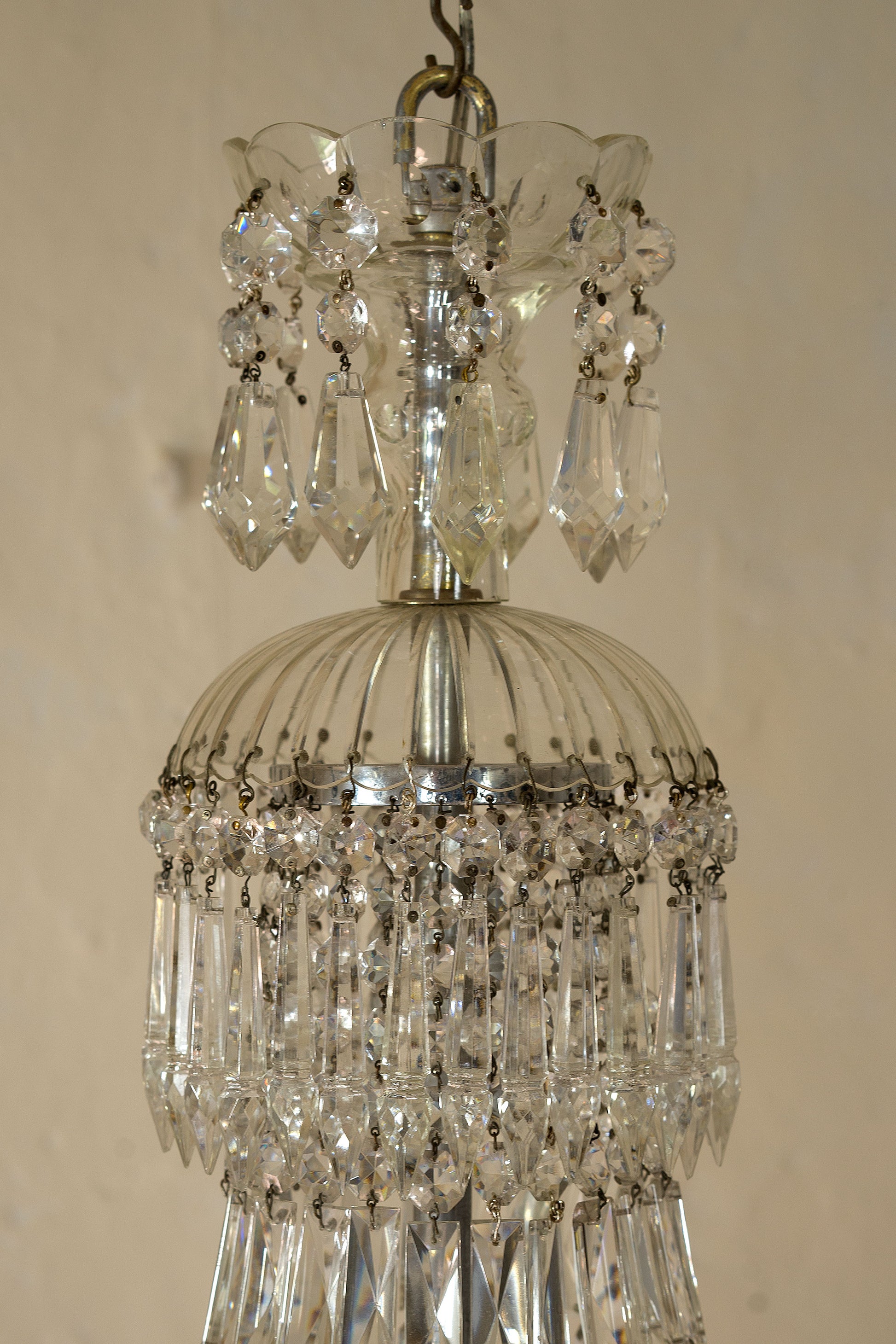 Lampadario Impero di Cristallo, arricchito da piastre di cristallo quadrate con al centro dei pomoli di cristallo sfaccettato.-Lo Stile Italiano