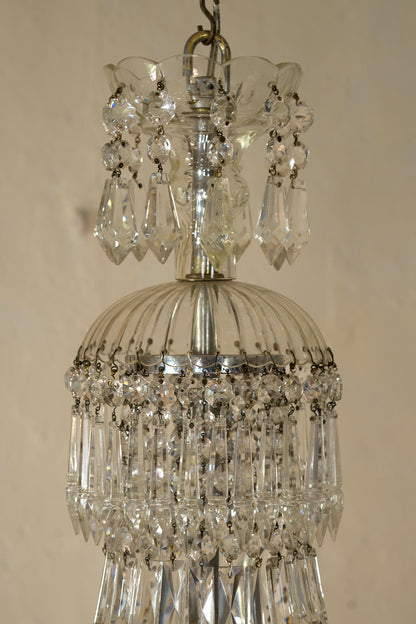 Lampadario Impero di Cristallo, arricchito da piastre di cristallo quadrate con al centro dei pomoli di cristallo sfaccettato.-Lo Stile Italiano