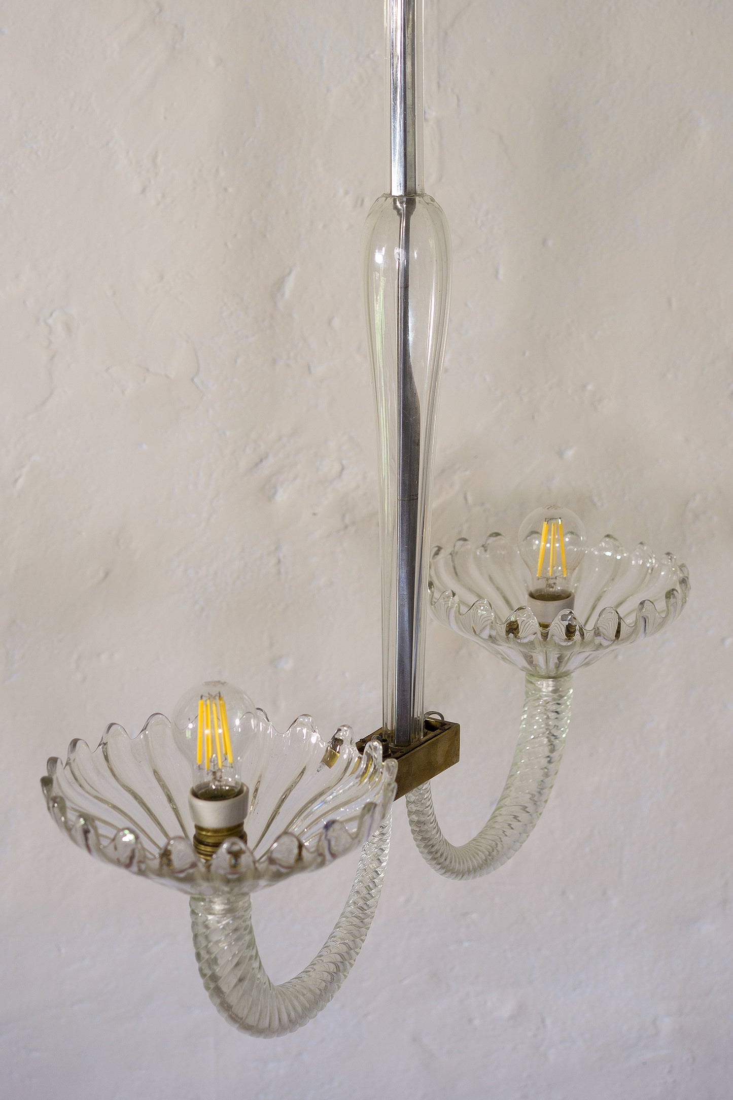 Lampadario Art deco in vetro di muranp con una mazza centrale che tramite il basamento in ottone sorregge i 2 bracci laterali-Lo Stile Italiano