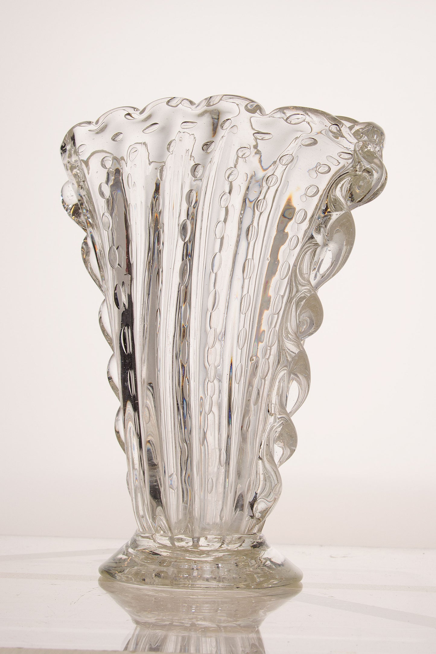 Vaso a forma ovale in vetro cristallo veneziano, realizzato nelle officinedi Barovier & Toso.-Lo Stile Italiano