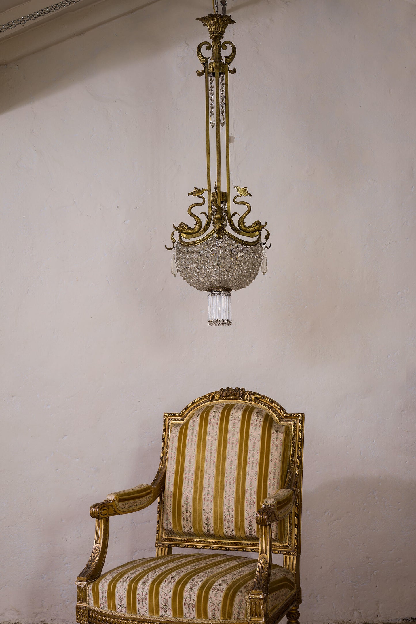 Lampadario Liberty con poltrona Luigi XVI. | lo Stile Italiano