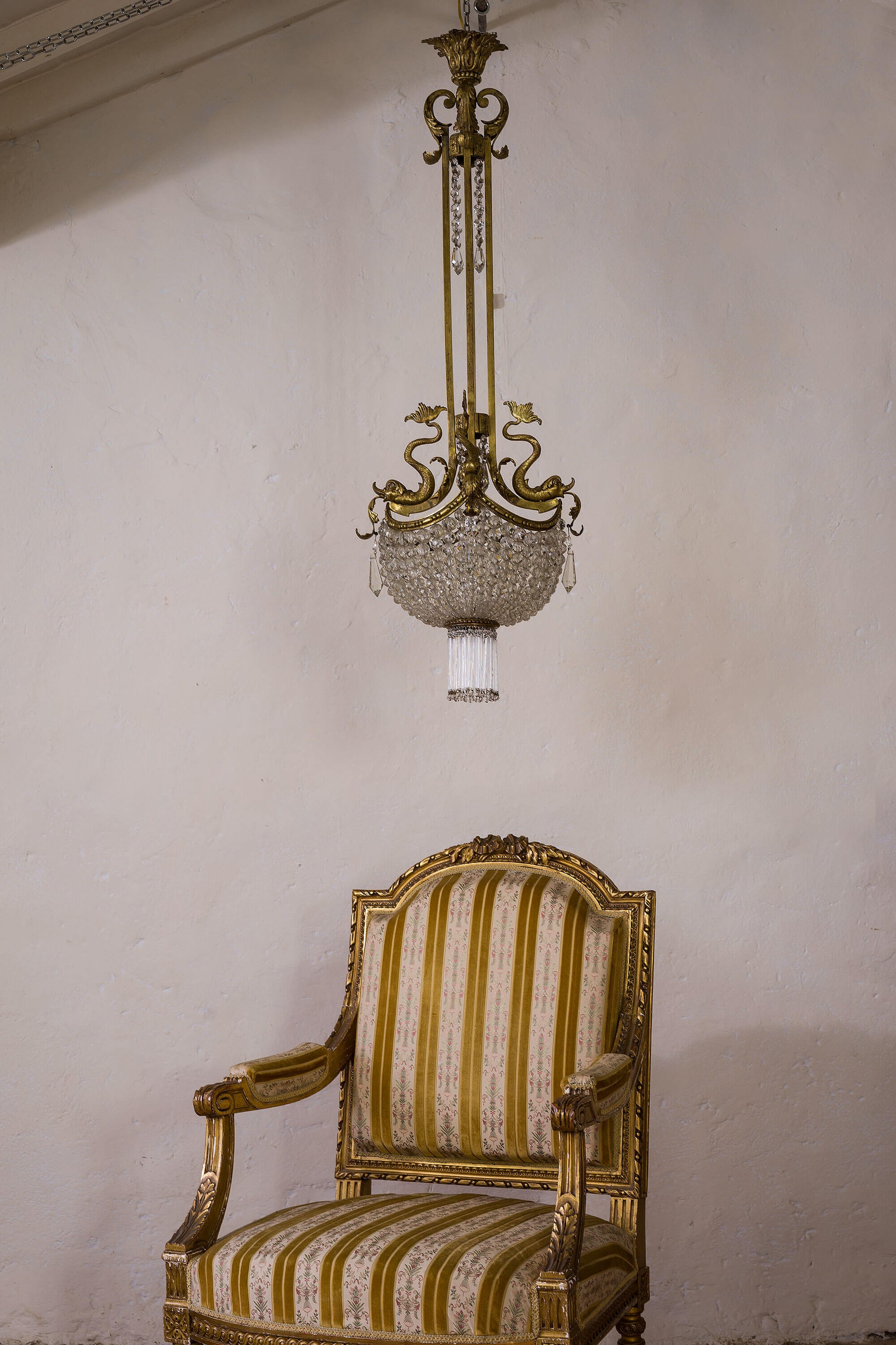 Lampadario Liberty con poltrona Luigi XVI. | lo Stile Italiano