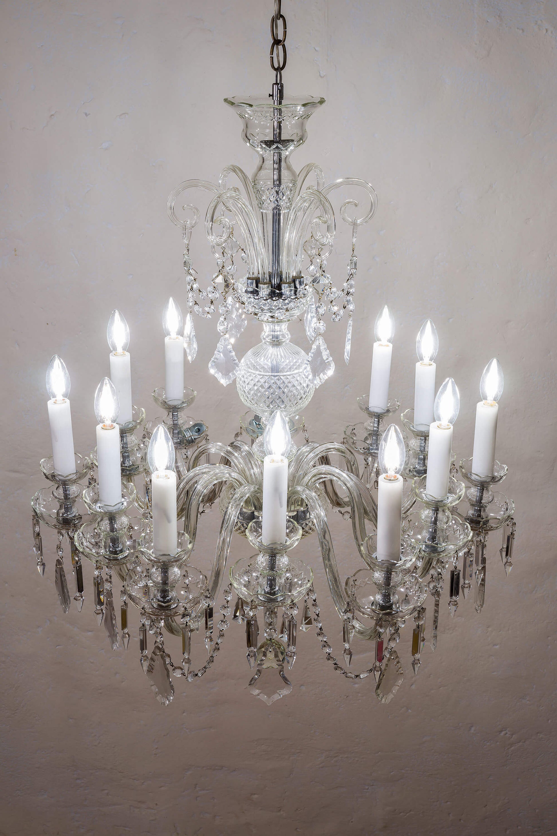 Grande lampadario in cristallo di Boemia a 12 luci, con candele in vetro opaliano-Lo stile Italiano