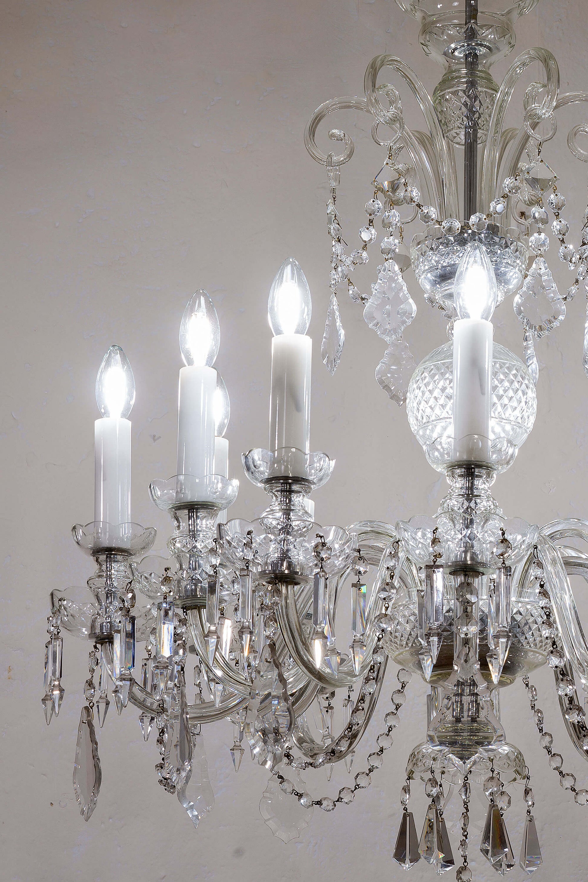 Lampadario vintage di cristallo con pastorali che sorreggono le placche di cristallo-Lo stile Italiano