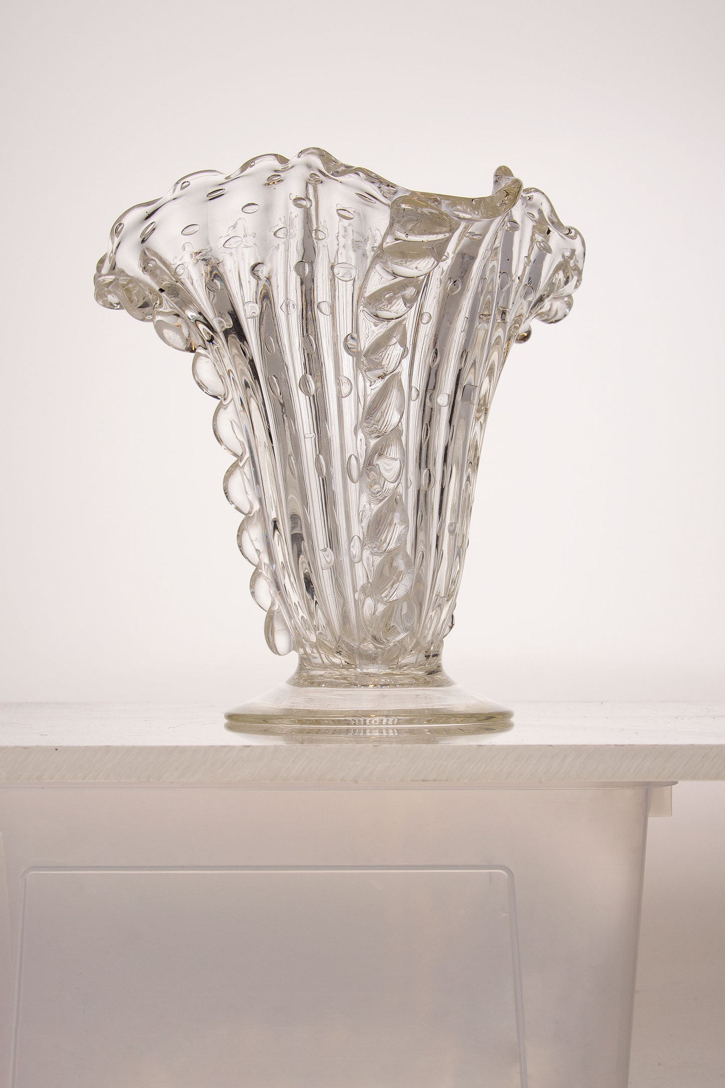 Antico Vaso a forma di fazzoletto in vetro soffiato di Murano, con effetti decorativi a "Ballotton"-Lo Stile Italiano