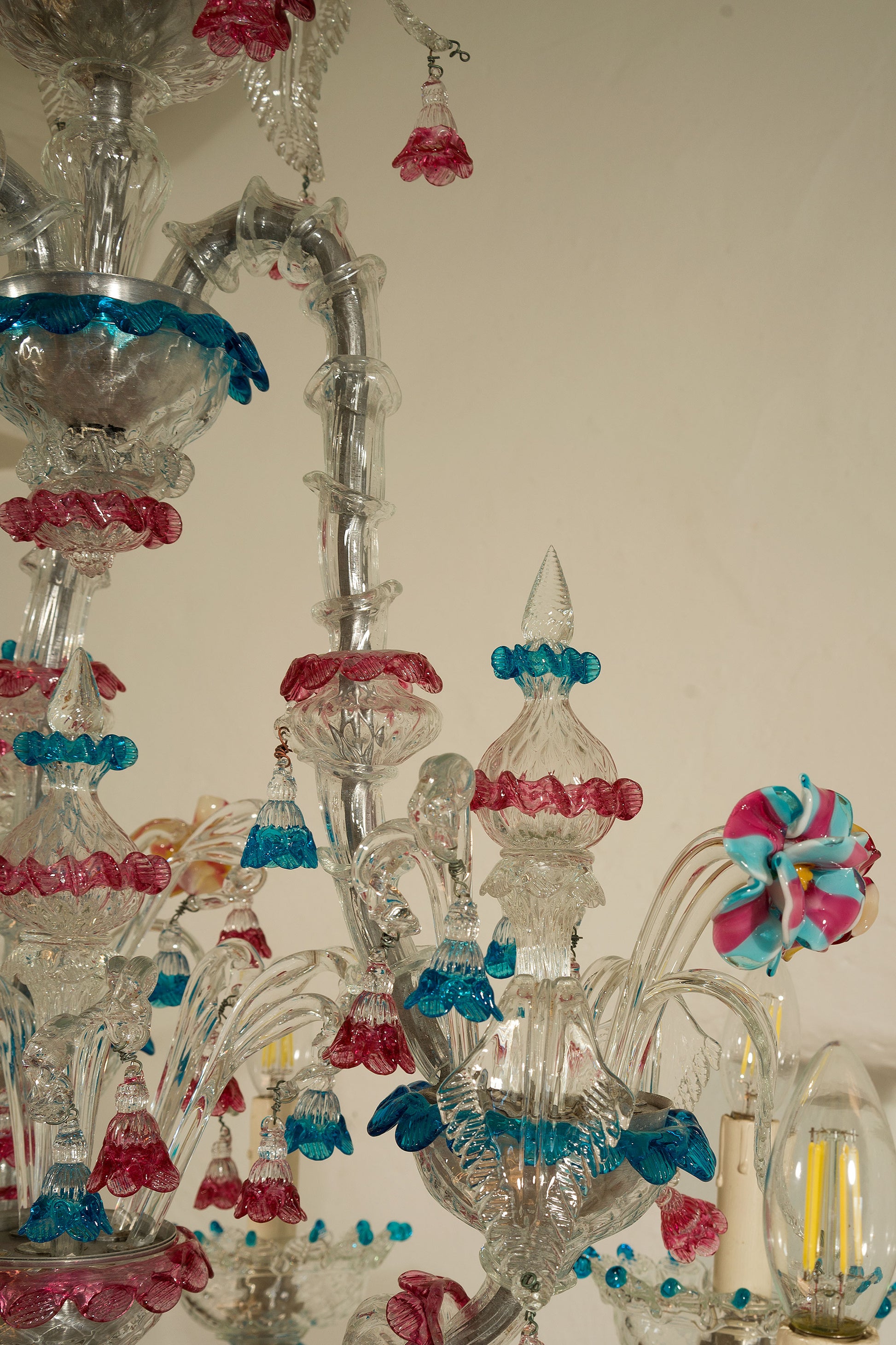 Fiori in vetro soffiato incamiciato, puntali e campanelle in vetro soffiato e colorato-Lo Stile Italiano