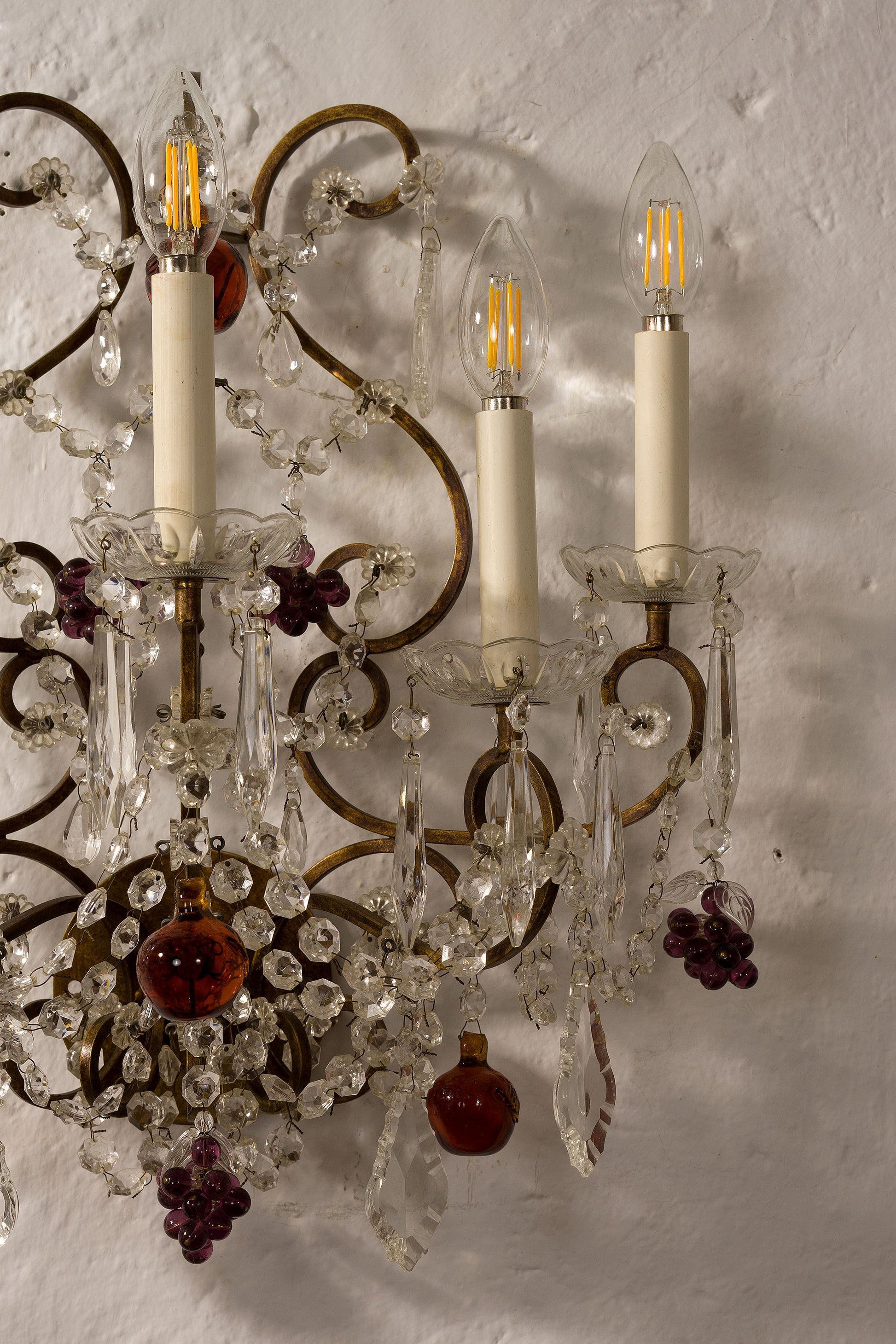 Candeliere a muro in ferro battuto con 3 candele, mele in vetro soffiato e grappoli d'uva in vetro di Murano-Lo Stile Italiano