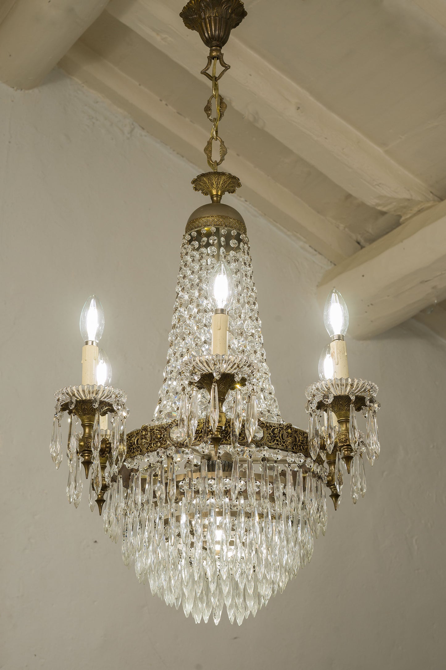 Lampadario di cristallo e ottone cesellato, con luci accese-Lo Stile Italiano