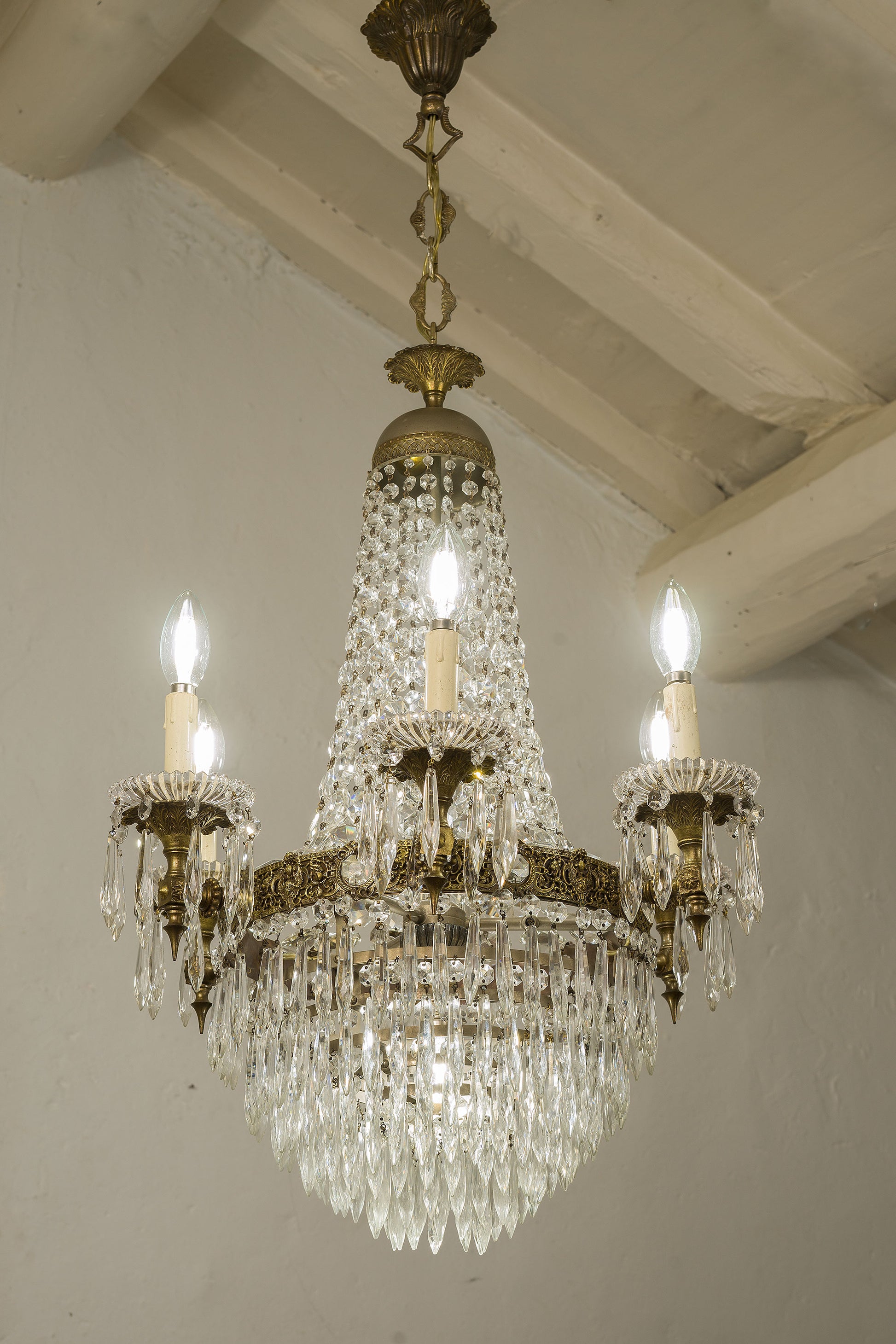 Lampadario di cristallo e ottone cesellato, con luci accese-Lo Stile Italiano