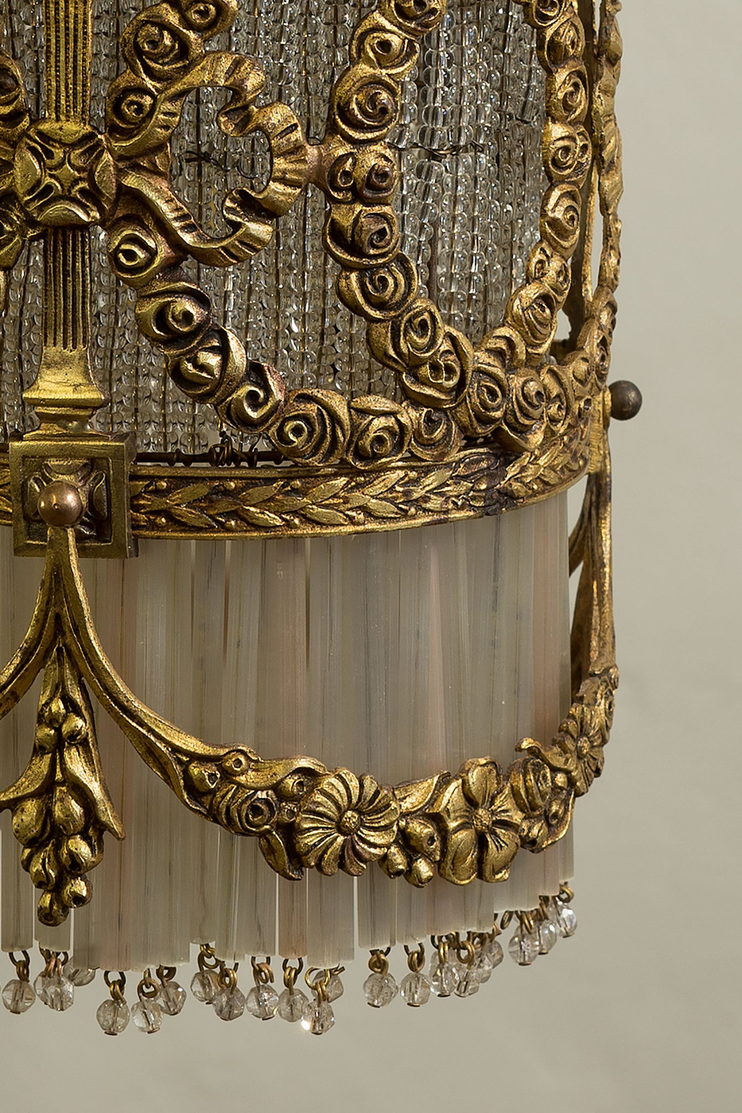 Lampadario antico con cannule in vetro di murano e struttura in ottone cesellato-Lo Stile Italiano