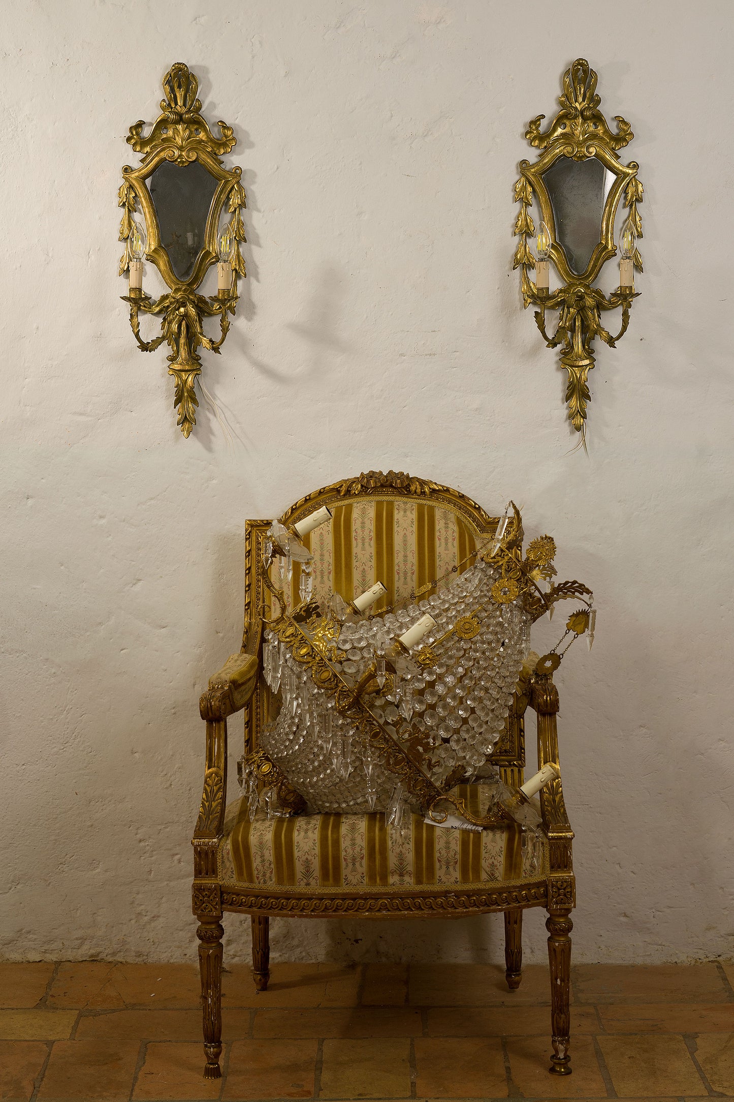 Coppia di lampade da parete stile Rococò con lampadario impero e poltrona Luigi XVI-Lo Stile Italiano