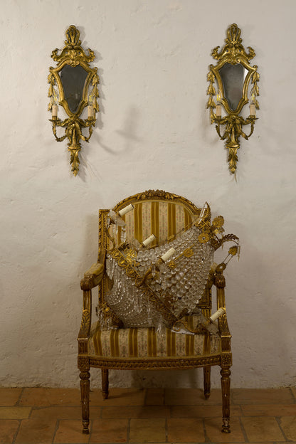 Coppia di lampade da parete stile Rococò con lampadario impero e poltrona Luigi XVI-Lo Stile Italiano