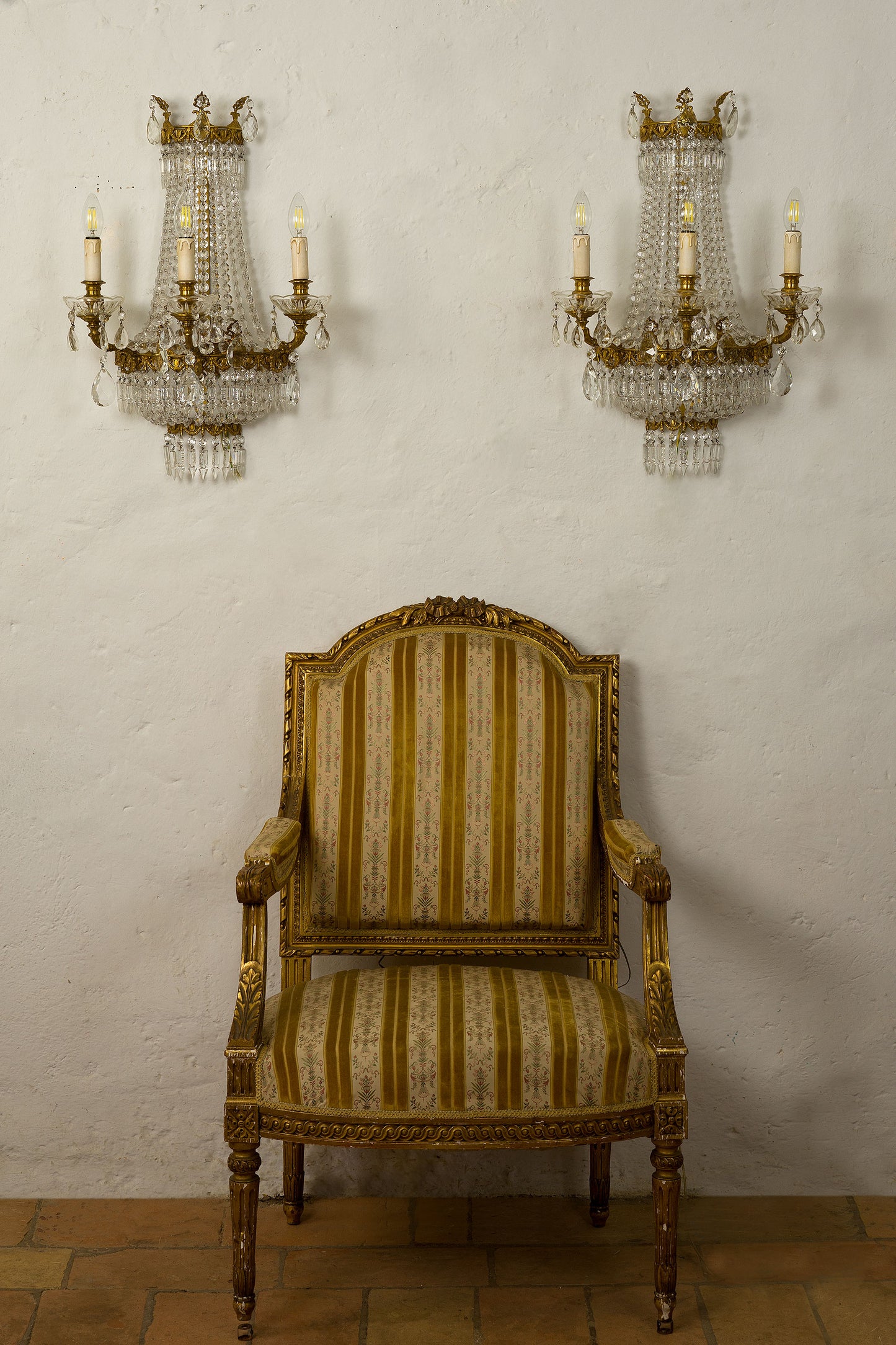 Coppia di lampade a muro con poltrona luigi xvi in legno dorato-Lo Stile Italiano