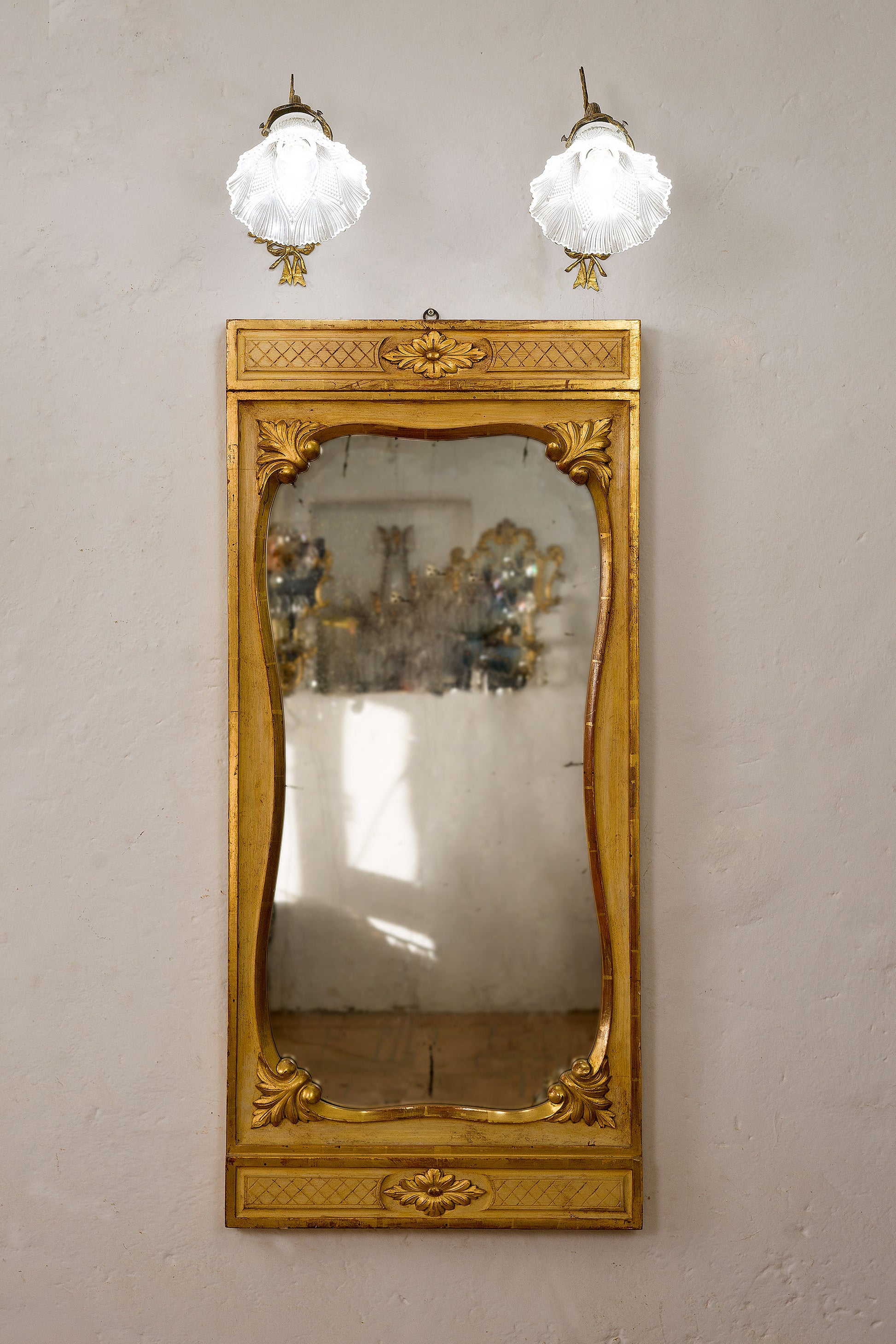 Lampade a muro antiche con paralume in cristallo, Francia 1910, con specchio Art Nouveau in legno intagliato e dorato-Lo Stile Italiano