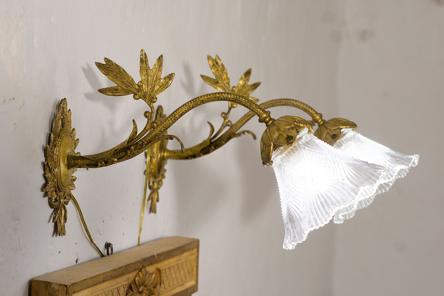 Lampade a muro antiche, Art Nouveau, con coppe di cristallo cesellato-Lo Stile Italiano