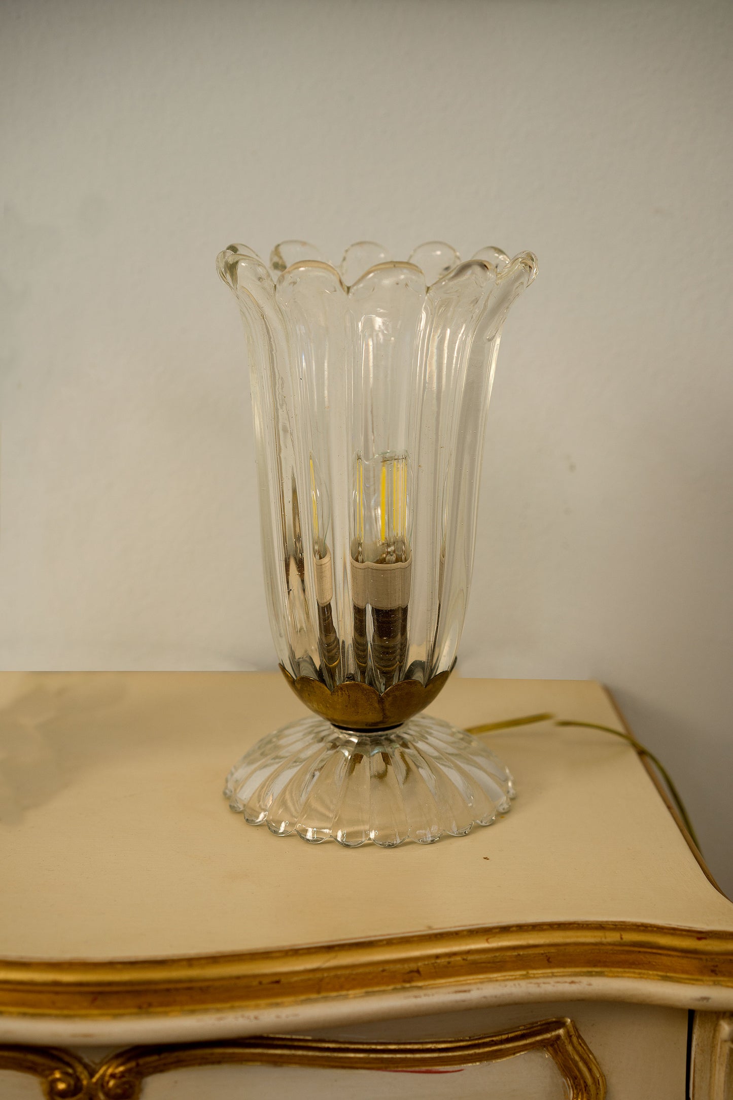 Lampadina da comodino con basamento e coppa in vetro di Murano, portalampade in ottone e ceramica-Lo Stile Italiano