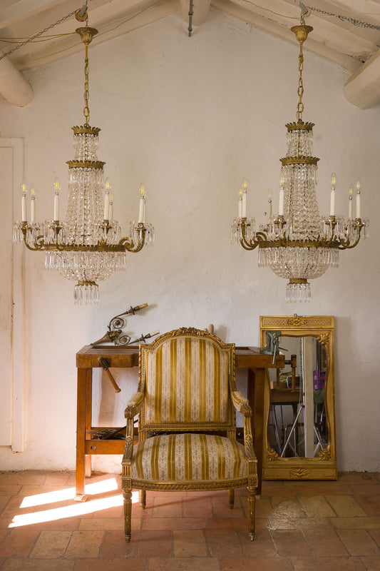 Antica coppia di lampadari stile impero, 8 luci. Poltrona Luigi XVI e specchio Art Nouveau-Lo Stile Italiano