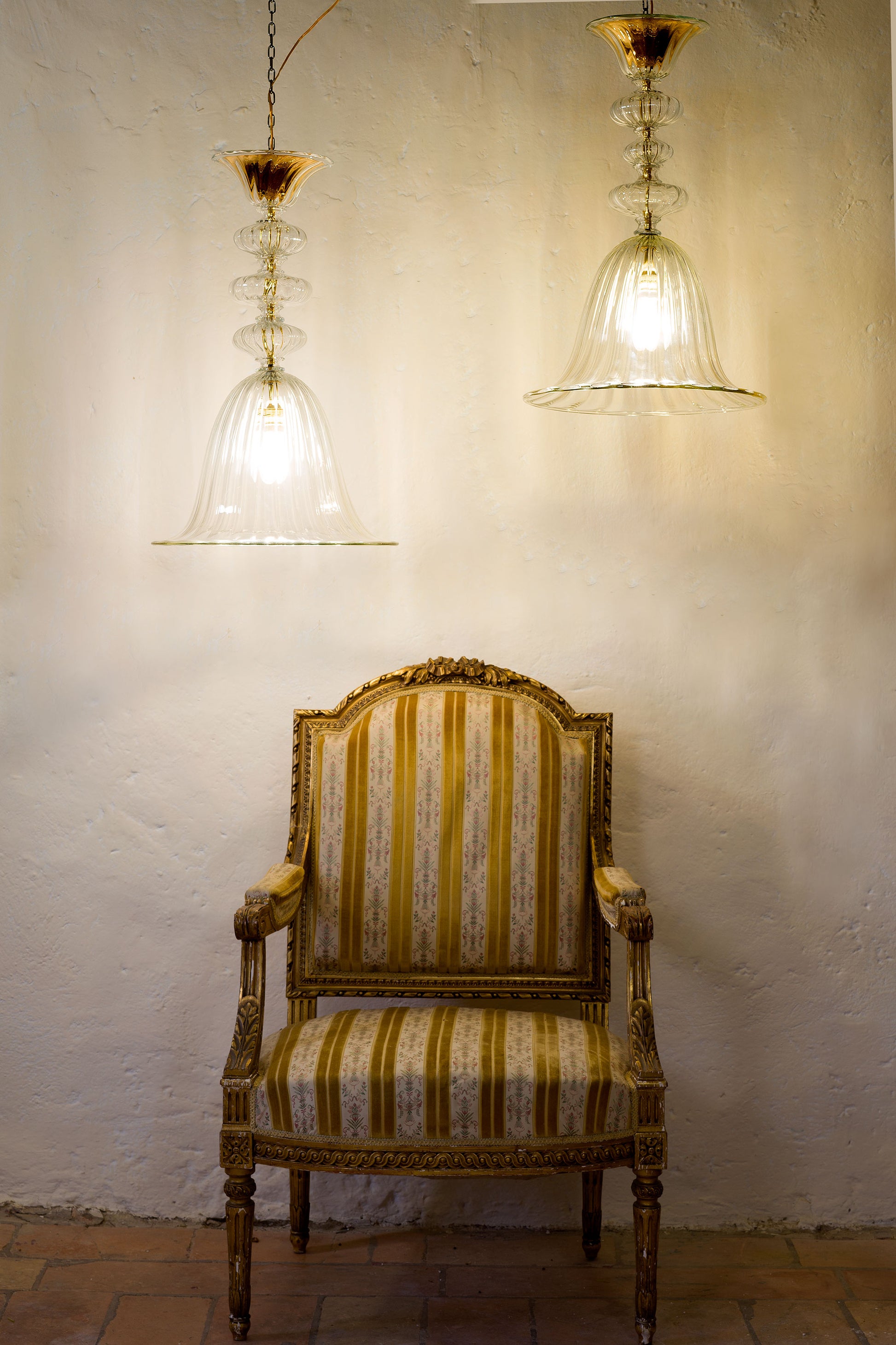 Lampadari antichi in cristallo con poltrona vintage-Lo Stile Italiano