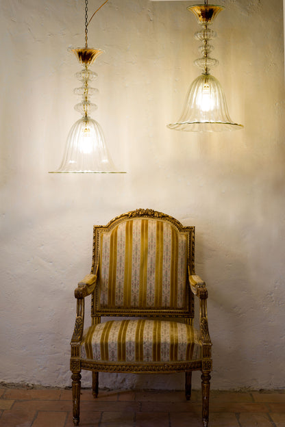 Lampadari antichi in cristallo con poltrona vintage-Lo Stile Italiano