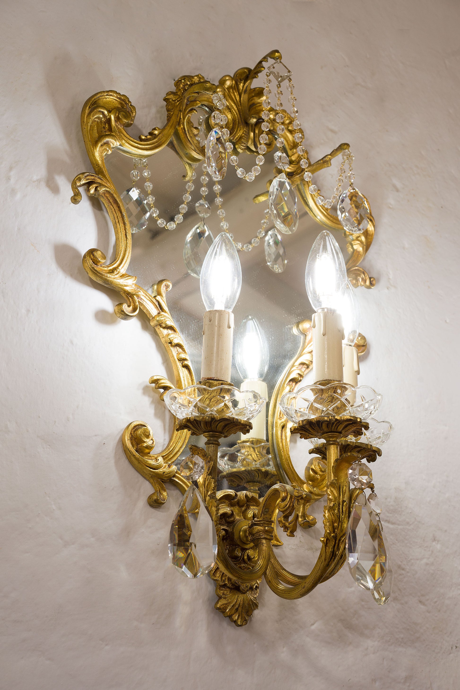 Lampada da parete in ottone e catenelle con gocce di cristallo-Lo Stile Italiano
