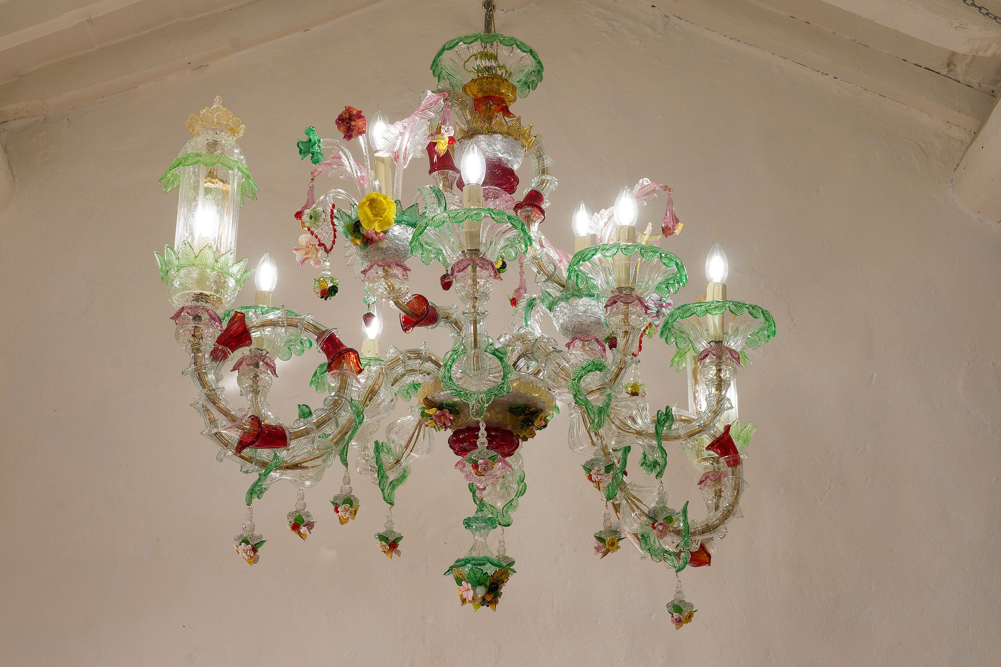 Lampadario di lusso con grandi bracci arrotolati, pendenti, foglie e frutta in vetro di Murano colorato-Lo Stile Italiano