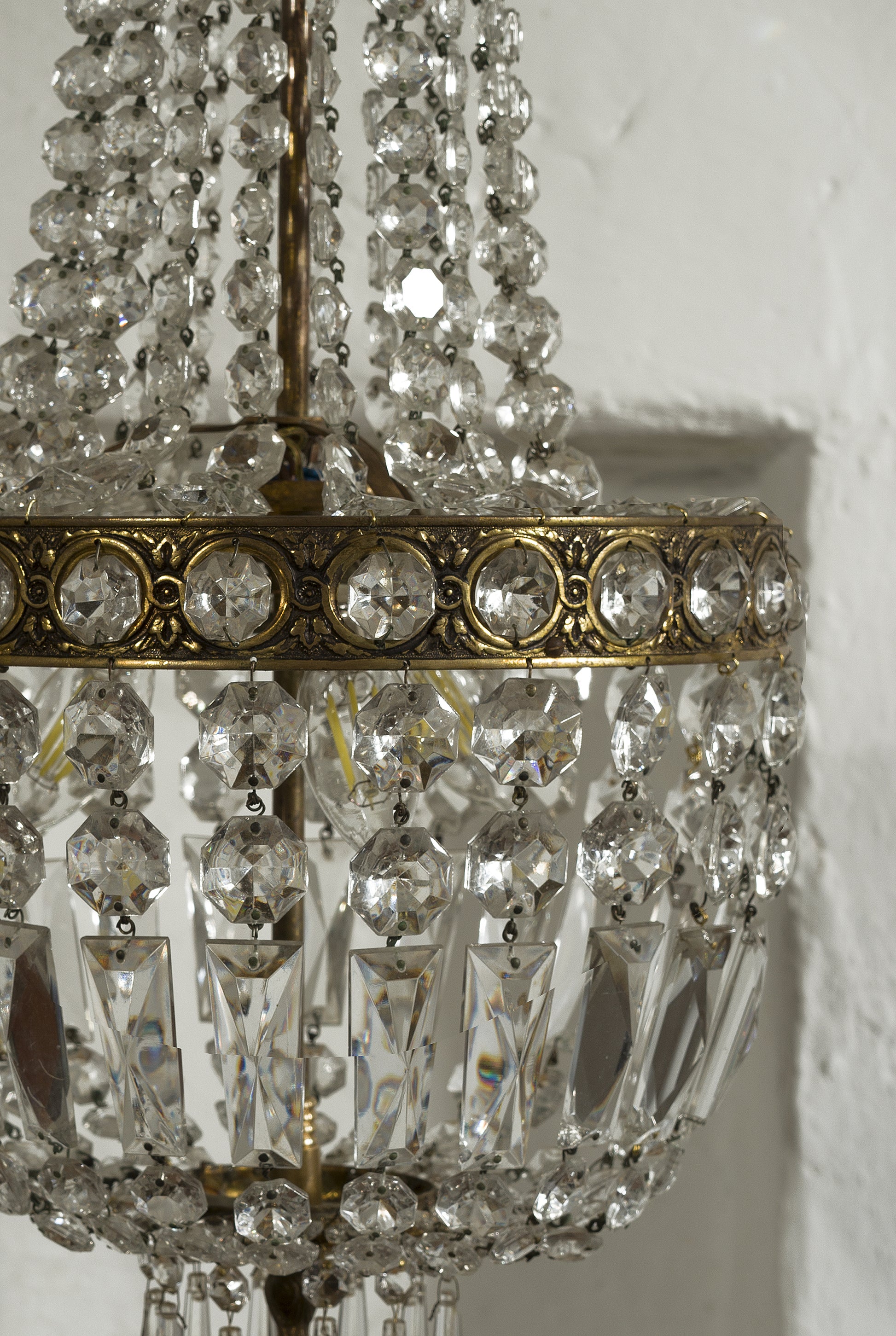 Corona in ottone cesellato con incastonati i cristalli del lampadario-Lo Stile Italiano