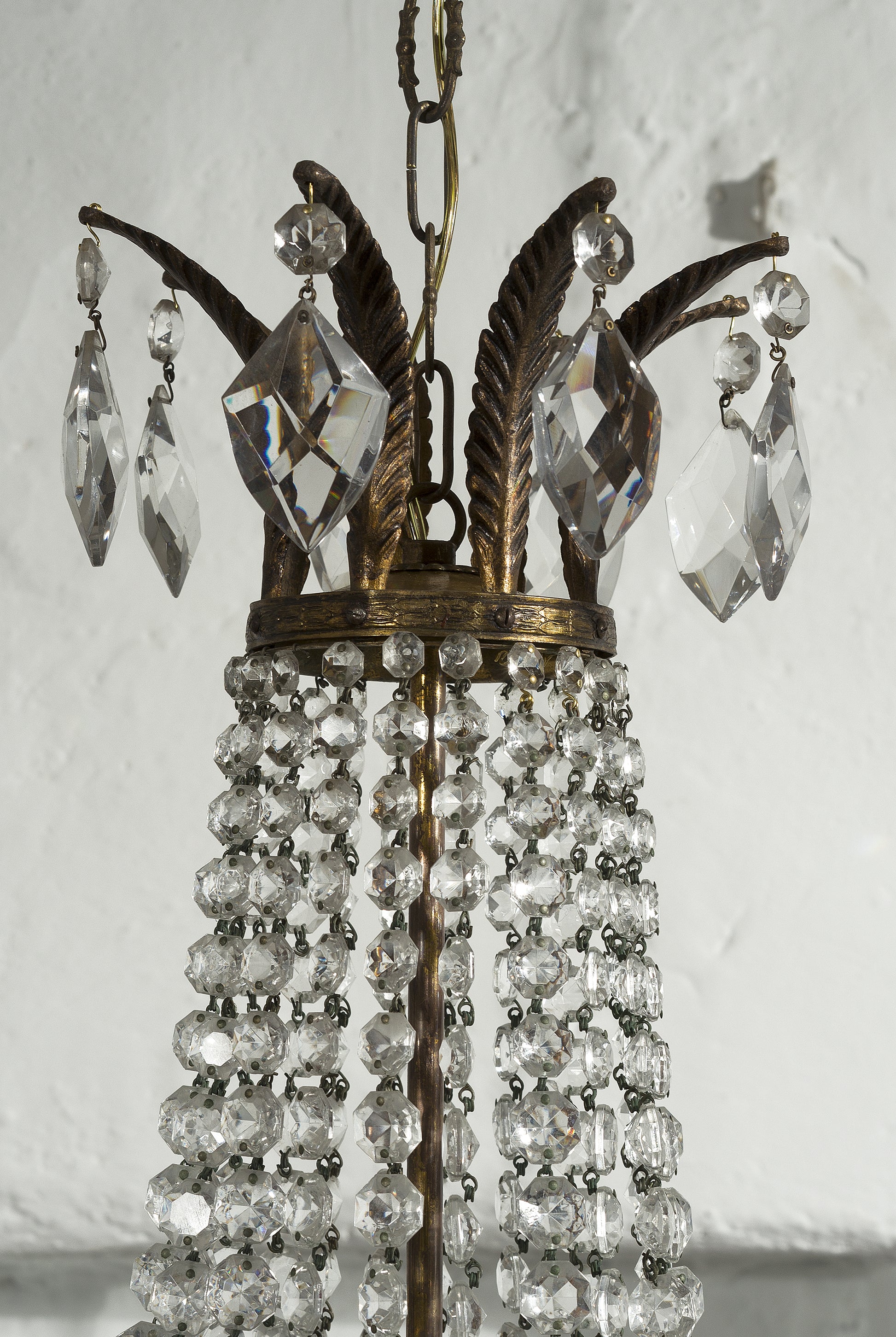 Lampadario impero, con foglie in ottone e cristalli pendenti-Lo Stile Italiano