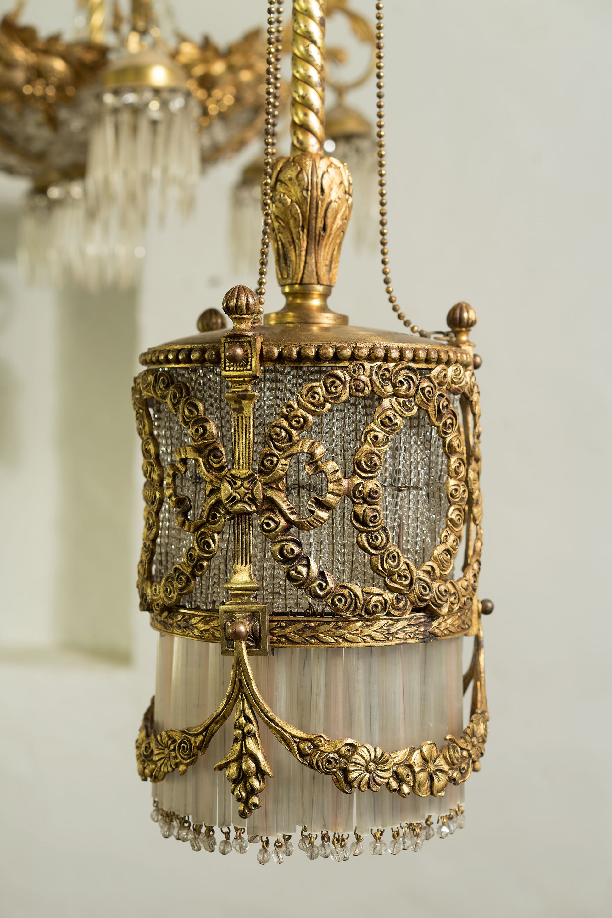Antico Lampadario in Ottone Cesellato-Lo Stile Italiano