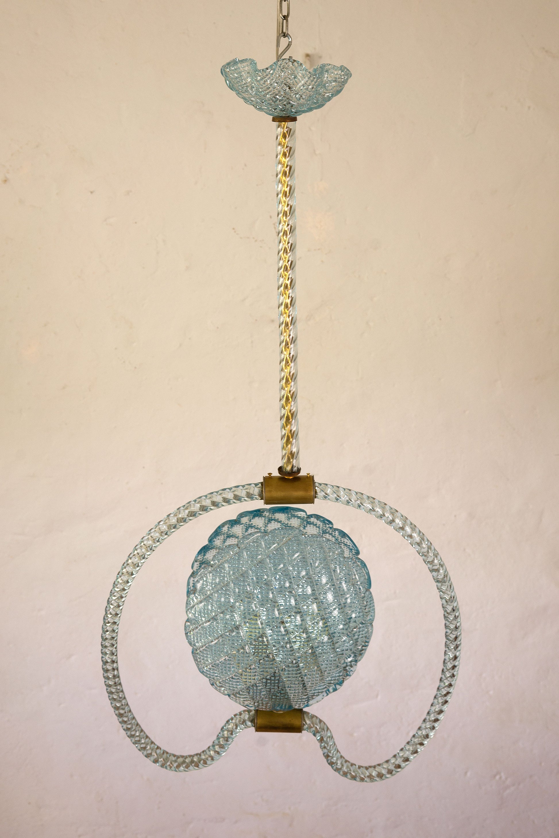 Lampadario con foglie realizzate tramite la lavorazione del vetro a "Balloton" (in gergo veneziano), un effetto di rilievo incrociato