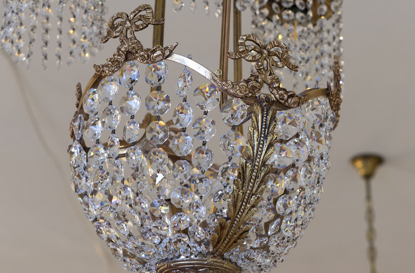 lampadario di cristallo e ottone cesellatoLo stile italiano