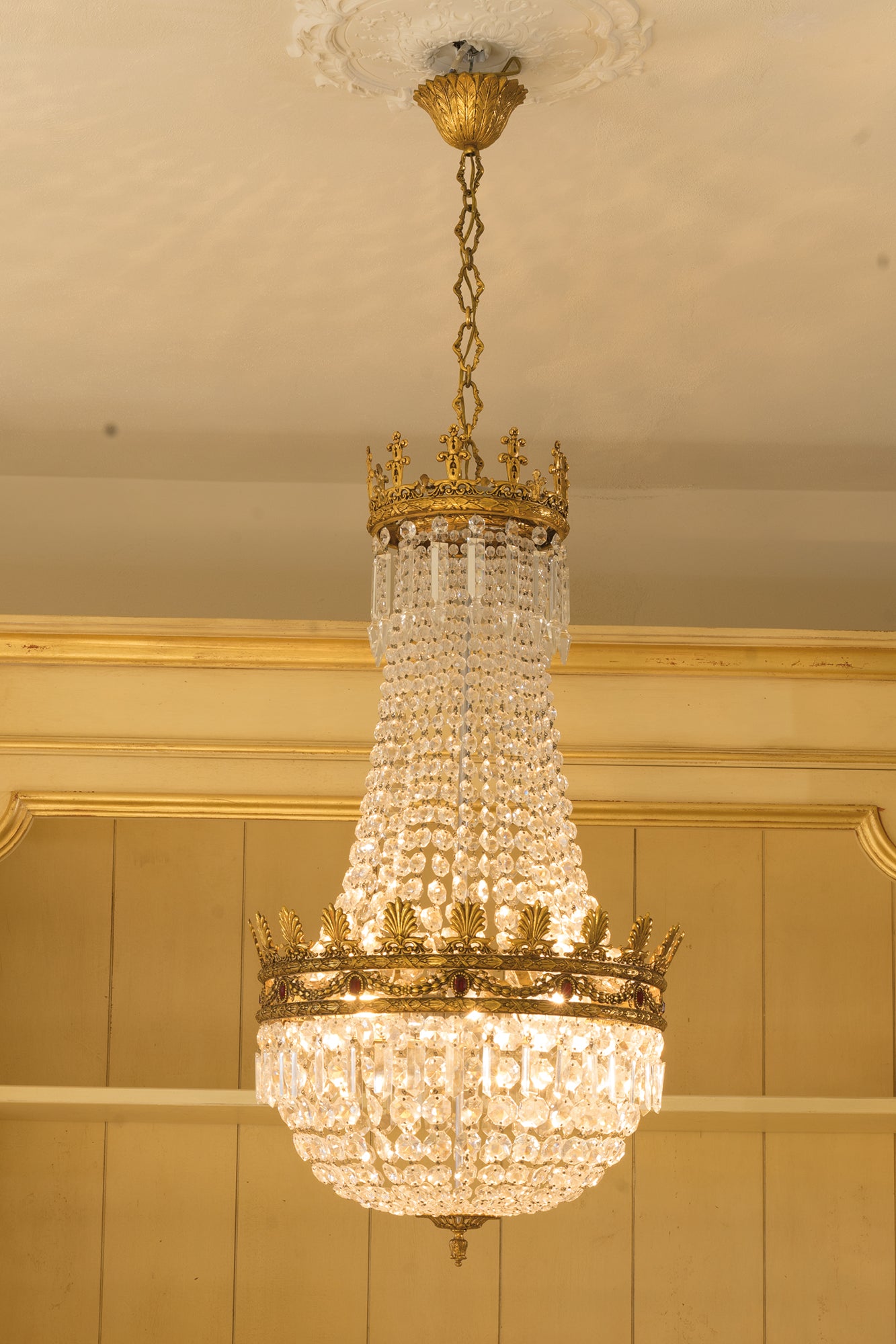 Lampadario in cristallo con struttura in ottone cesellato e dorato. Lampadario importante per ambienti eleganti-Lo Stile Italiano