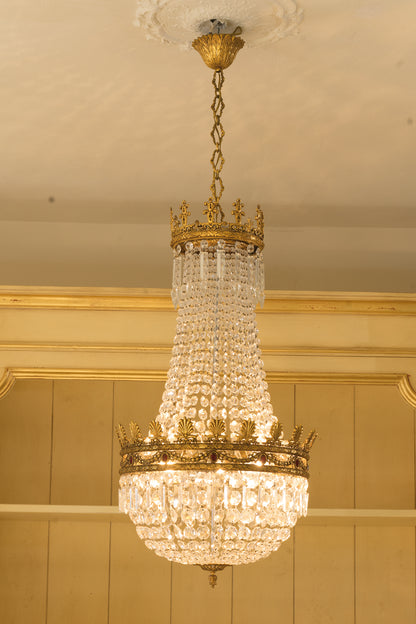 Lampadario in cristallo con struttura in ottone cesellato e dorato. Lampadario importante per ambienti eleganti-Lo Stile Italiano