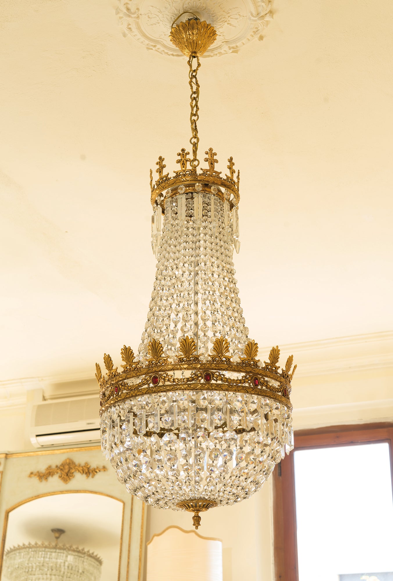 Lampadario imperiale in ottone dorato, rivestito da file di gocce di cristallo-Lo Stile Italiano