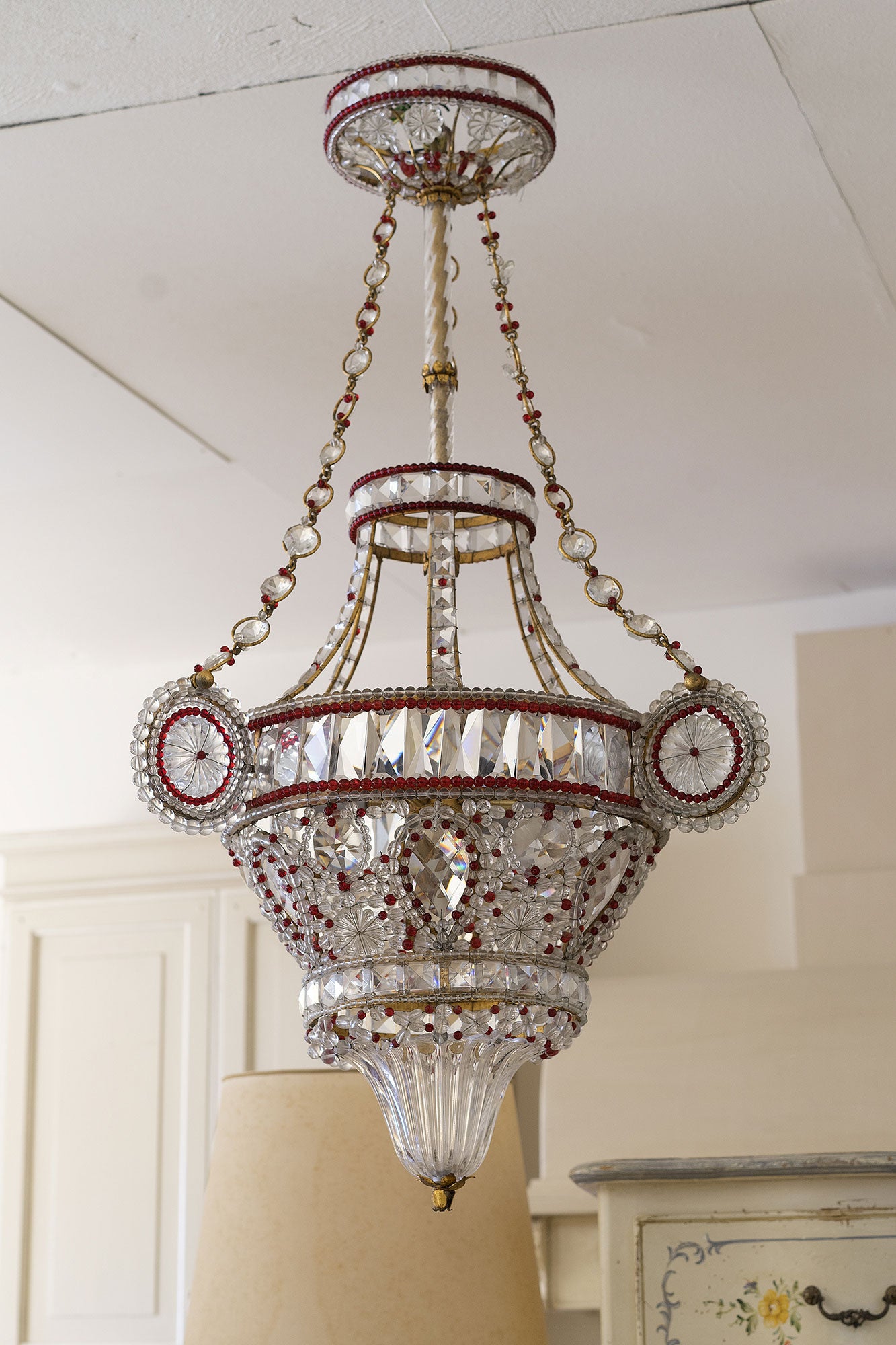 Grande lampadario a mongolfiera con fregi e gocce di cristallo colorato, 6 luci, anni 50-lo Stile Italiano