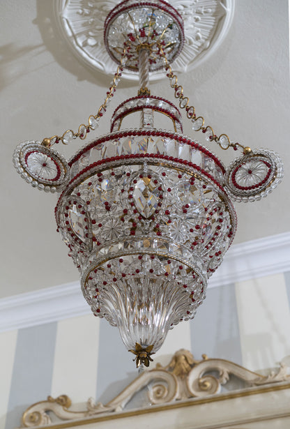 Grande lampadario a mongolfiera con fregi di cristallo colorati di rosso-Lo Stile Italiano
