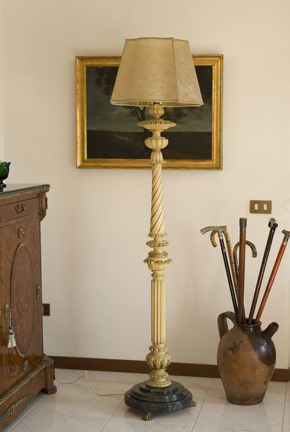 Piantana antica in legno intagliato, basamento in legno marmorizzato, paralume pergamena-lo Stile Italiano