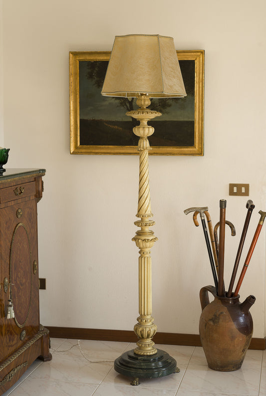 Piantana antica in legno intagliato, basamento in legno marmorizzato, paralume pergamena-lo Stile Italiano