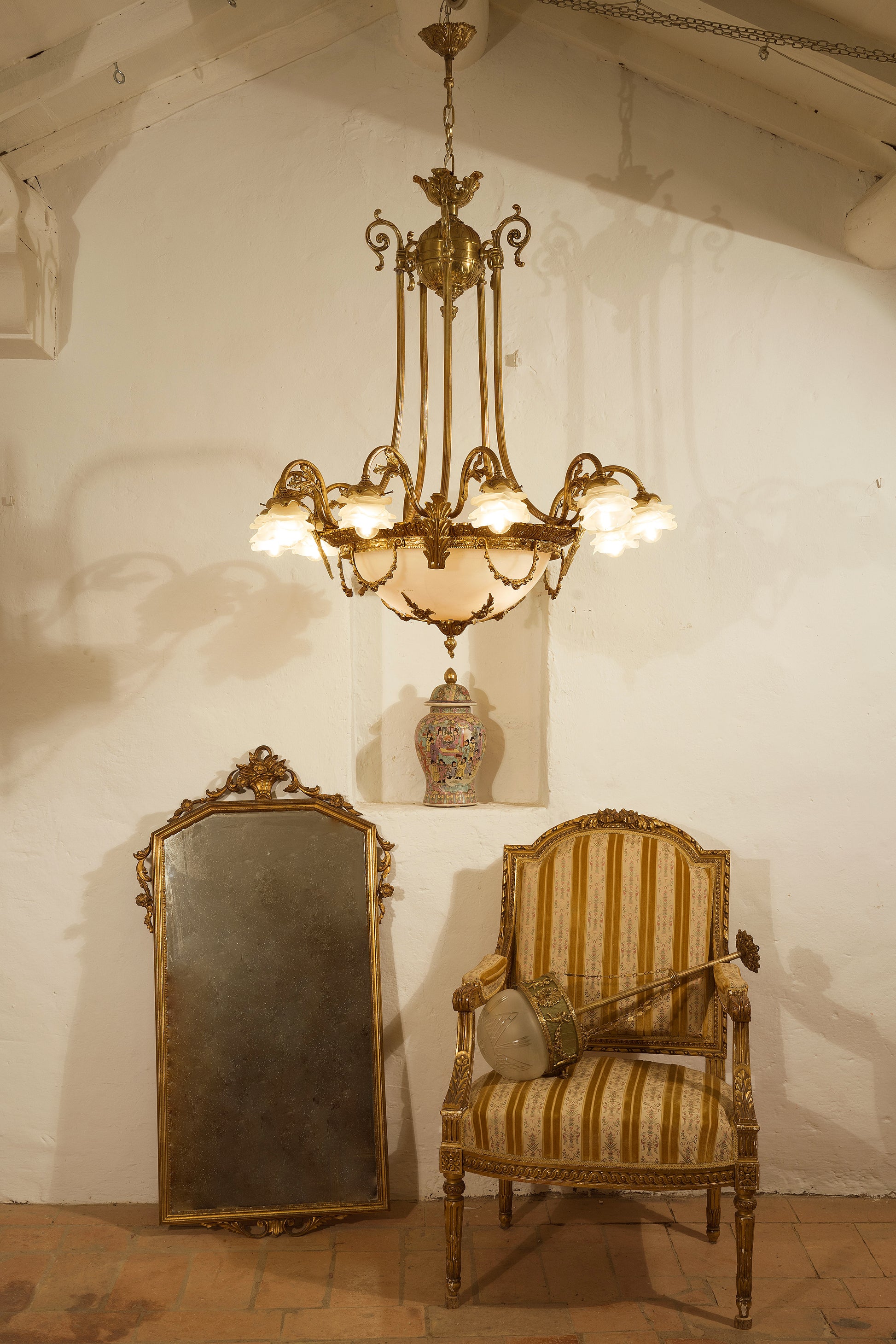 Antico lampadario Art Nouveau con poltrona Luigi XVI, specchiera Barocca e Vaso in porcellana cinese-Lo stile Italiano