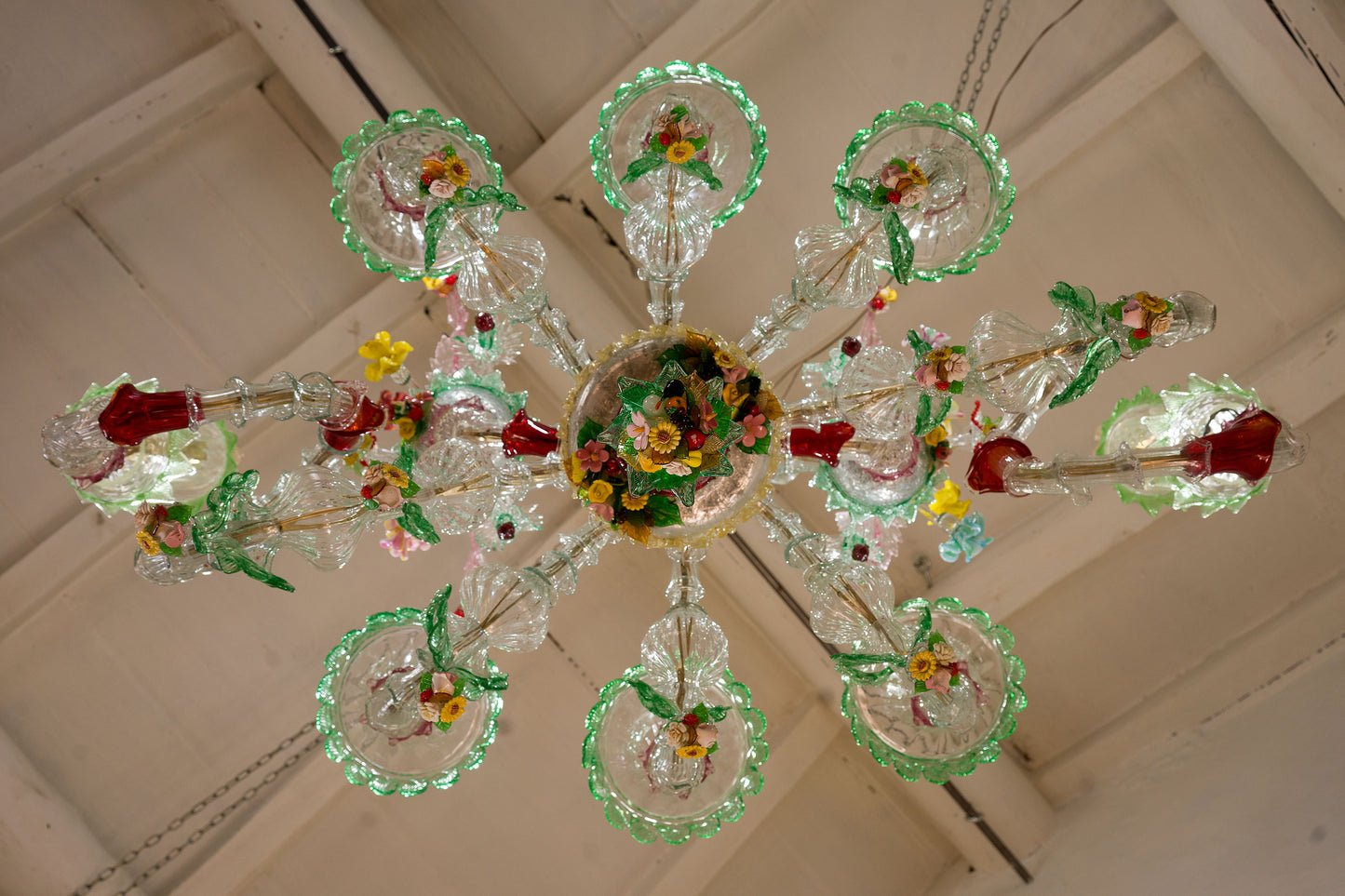 Lampadario in vetro policromo, è stato realizzato nelle antiche fornaci di Murano nei primi anni del 1900-Lo Stile Italiano