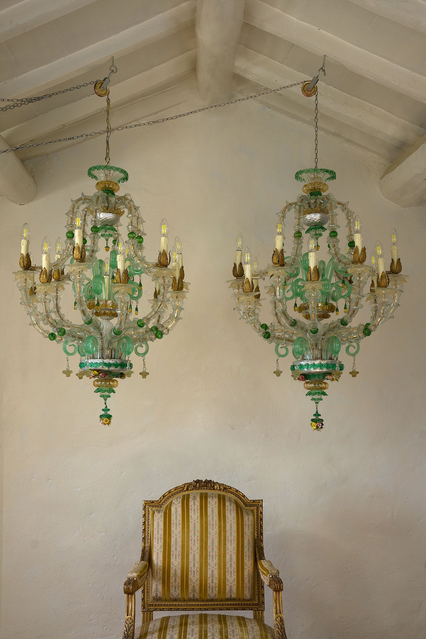 Coppia di lampadari Vintage Ca'Rezzonico in vetro soffiato di Murano, illuminati da 12 luci.| Lo Stile Italiano