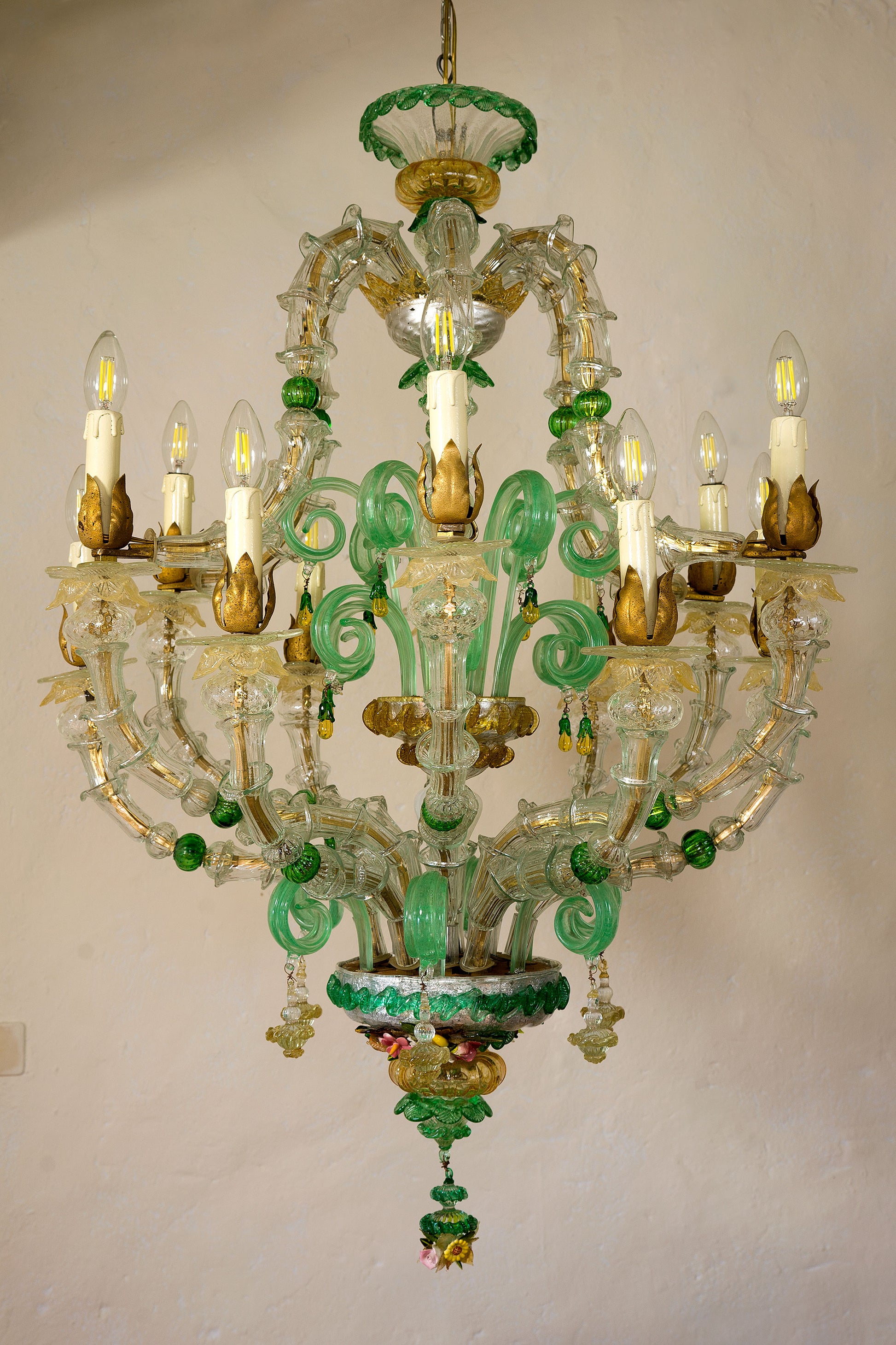 Lampadario antico di Murano realizzato in vetro soffiato e pasta di vetro.| Lo Stile Italiano