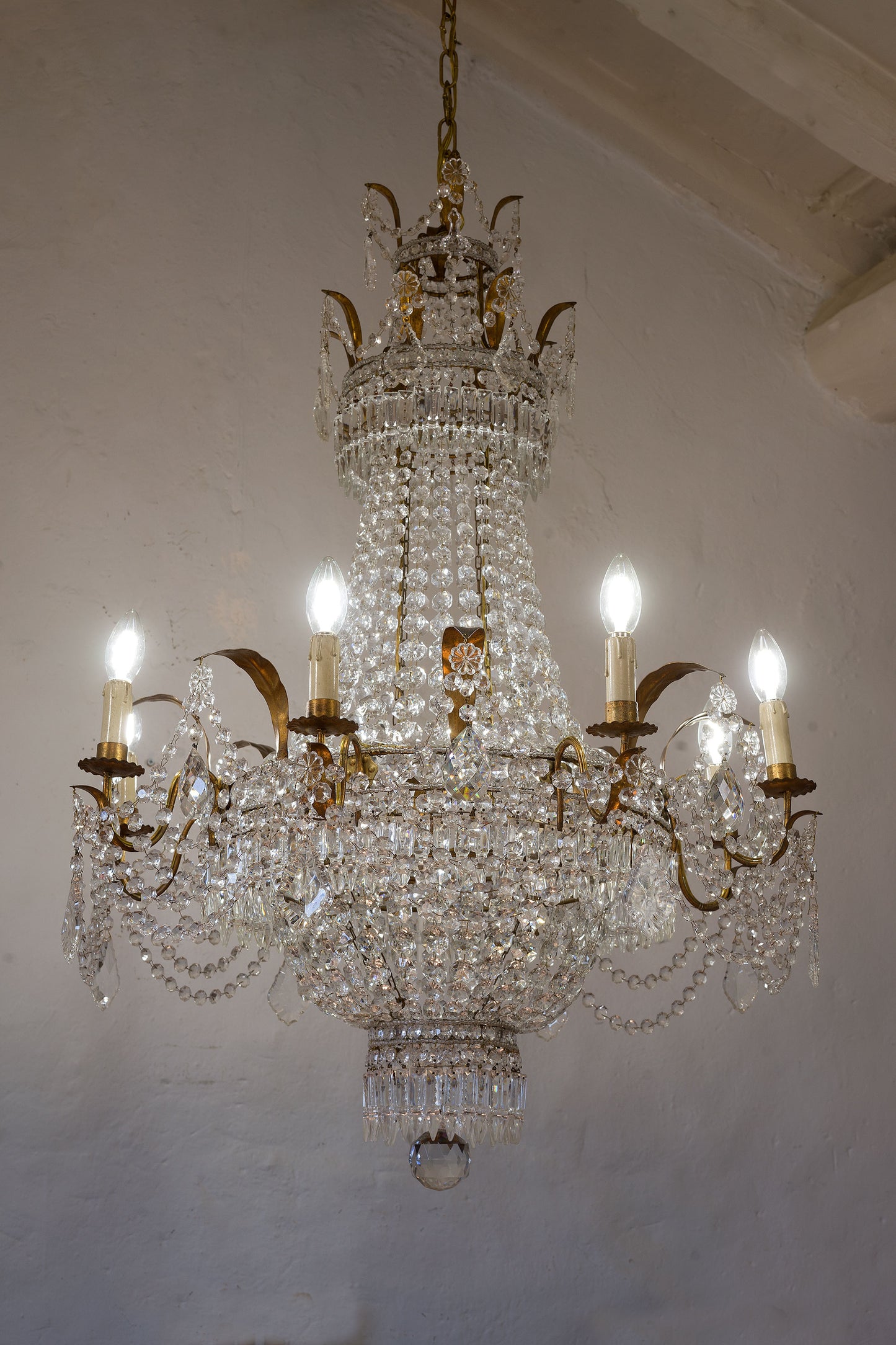 Grande lampadario Impero, italia primi anni '900, con foglie dorate e catene di cristallo-Lo Stile Italiano