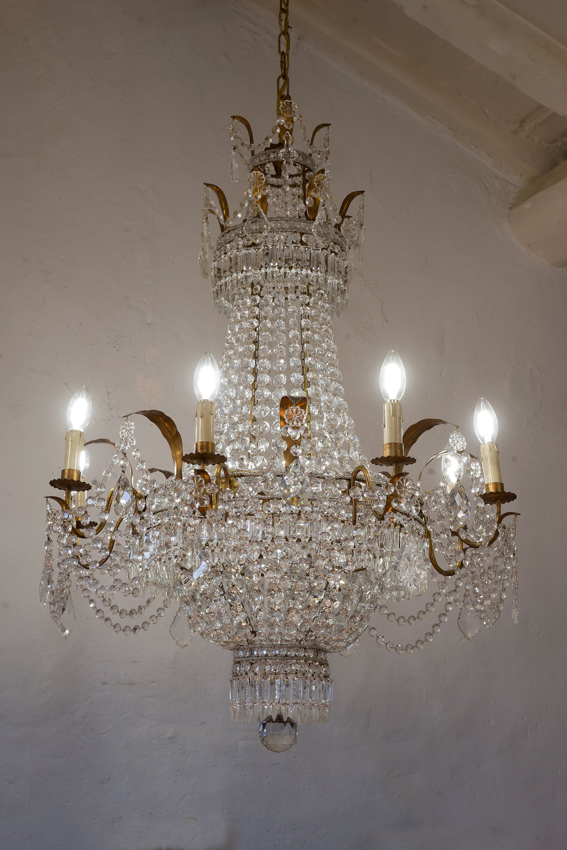 Grande lampadario Impero, italia primi anni '900, con foglie dorate e catene di cristallo-Lo Stile Italiano