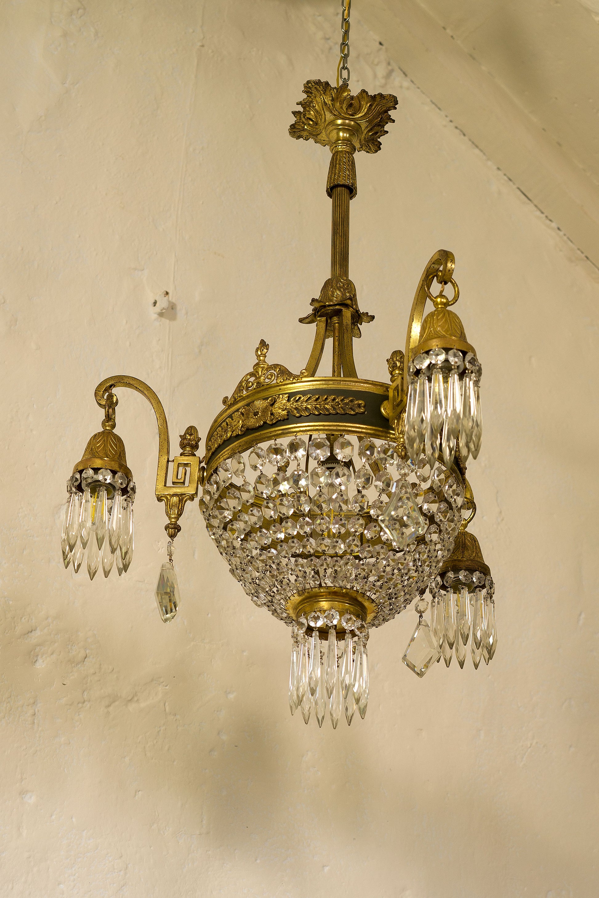 Lampadario di cristallo a 4 luci, arricchito da file di ottagoni e gocce pendenti di cristallo.-Lo Stile Italiano