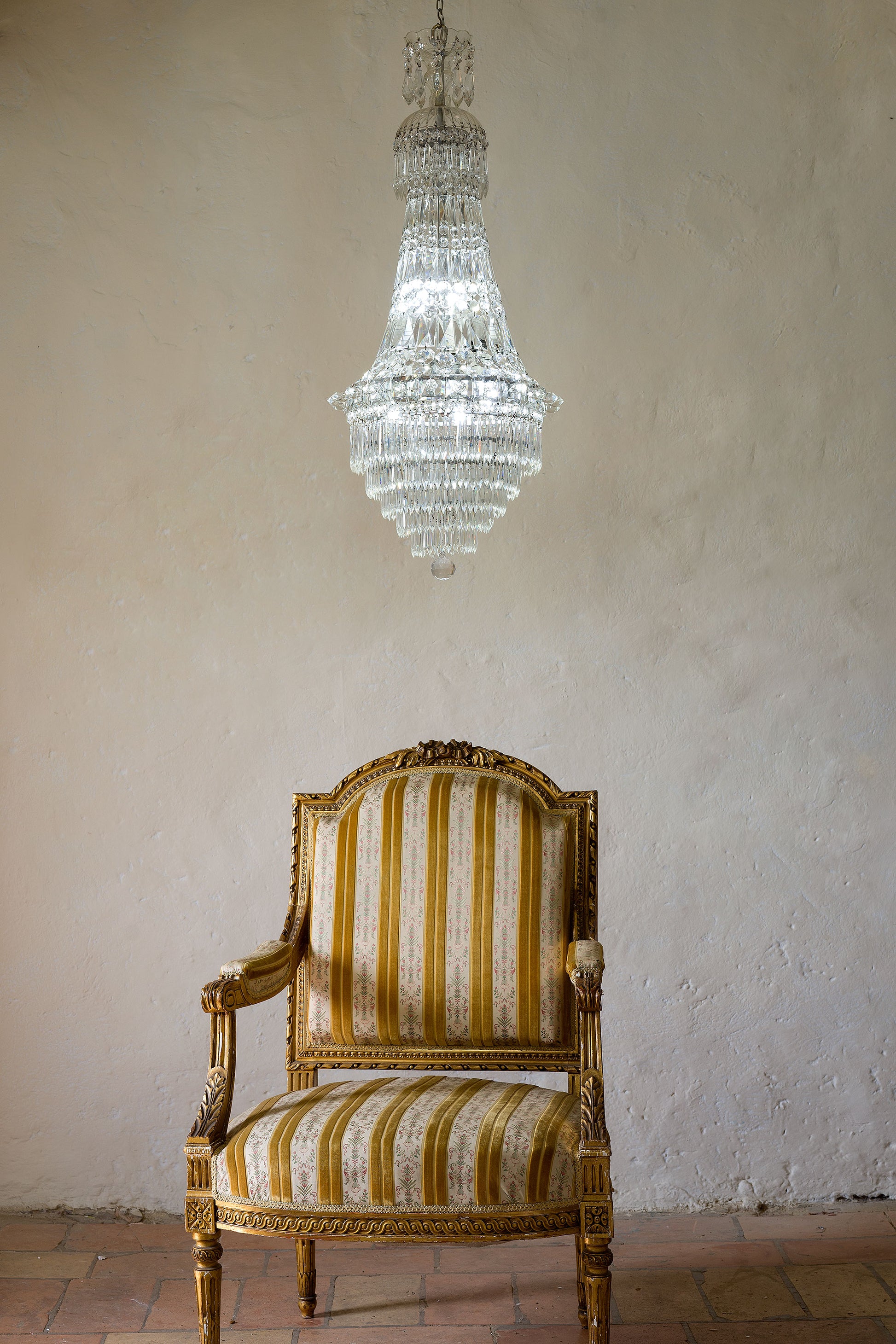 Elegante lampadario Mid Century, con gocce e pomoli di cristallo-Lo Stile Italiano