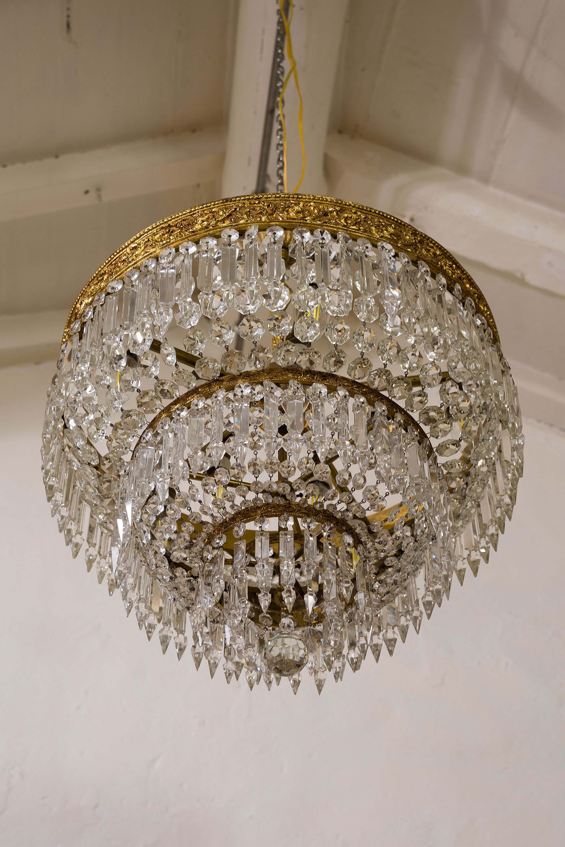 Lampadario in ottone cesellato e cristalli pendenti, 10 luci-Lo Stile Italiano