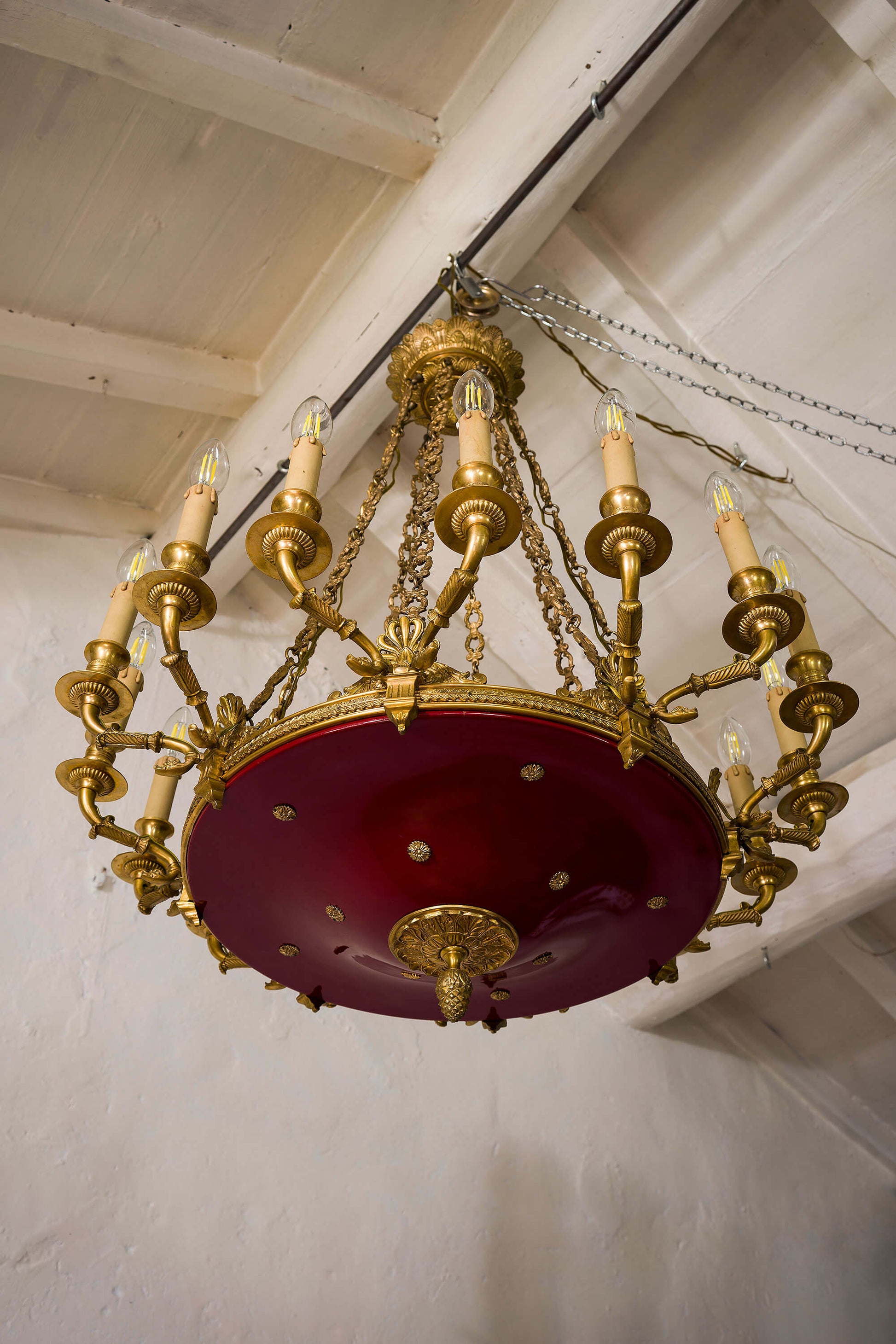 Lampadario importante con festoni vari ispirati al periodo romanico. | Lo Stile Italiano