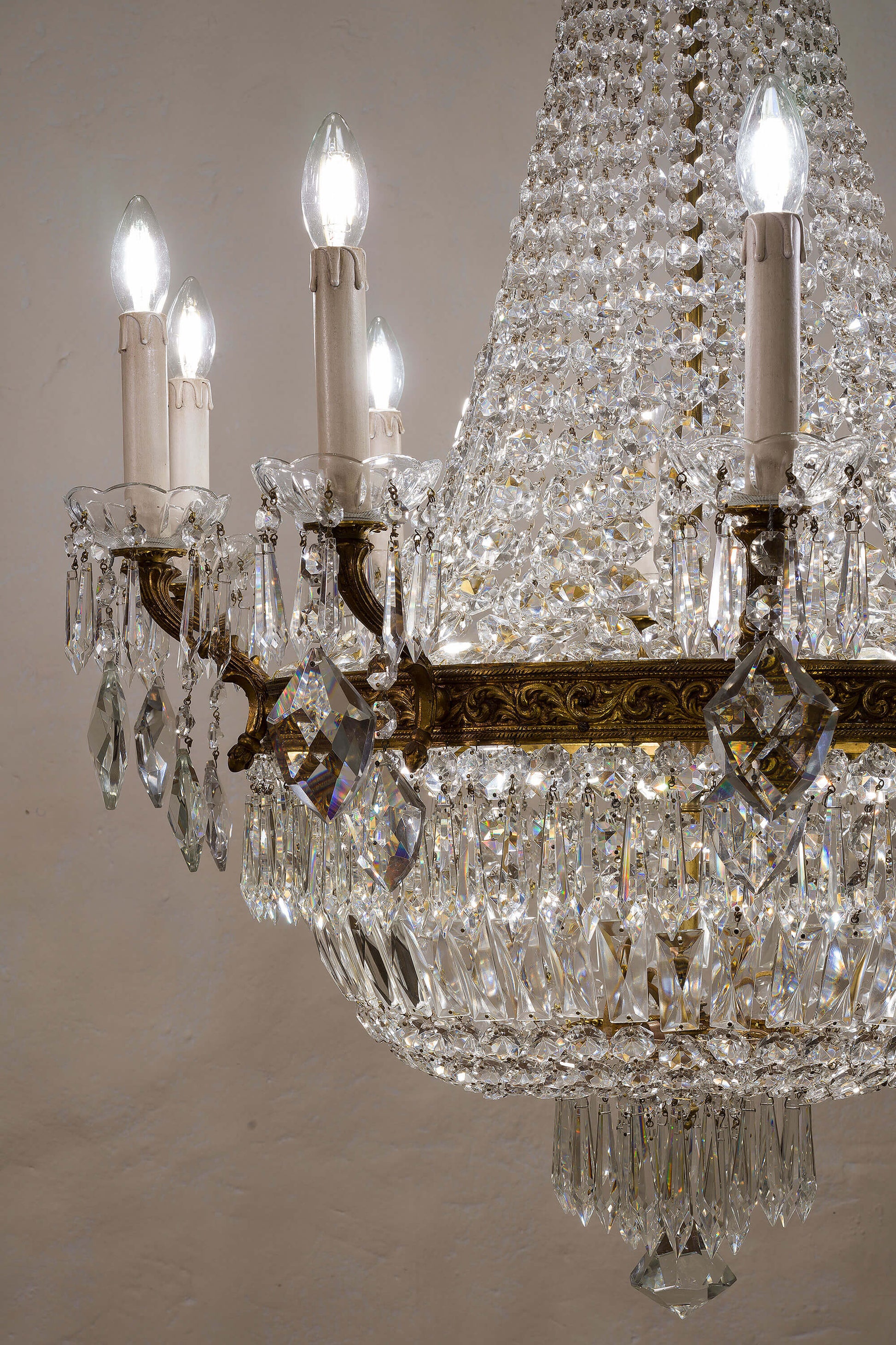 Grande lampadario con candele e gocce di cristallo pendenti | Lo Stile Italiano